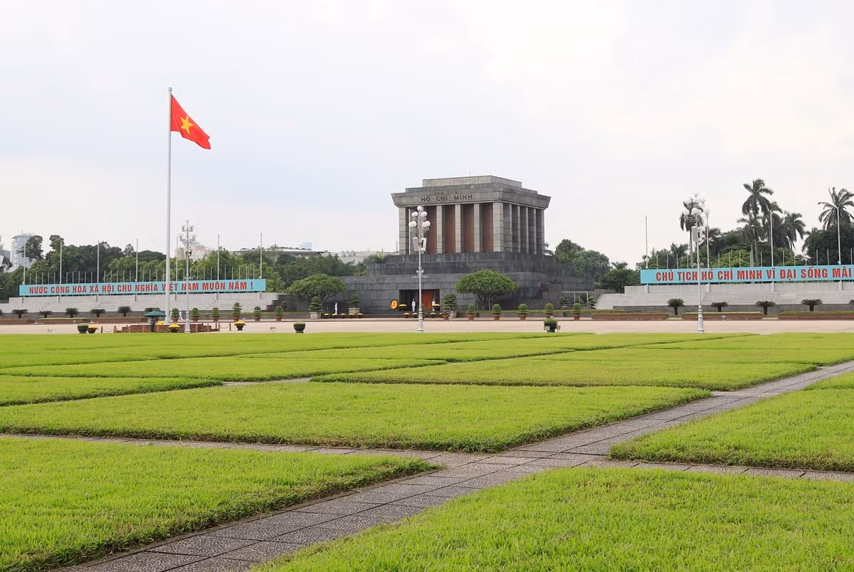 En la Plaza Ba Dinh, el 2 de septiembre de 1945, el Presidente Ho Chi Minh leyó la Declaración de Independencia, proclamando el nacimiento de la República Democrática de Vietnam.