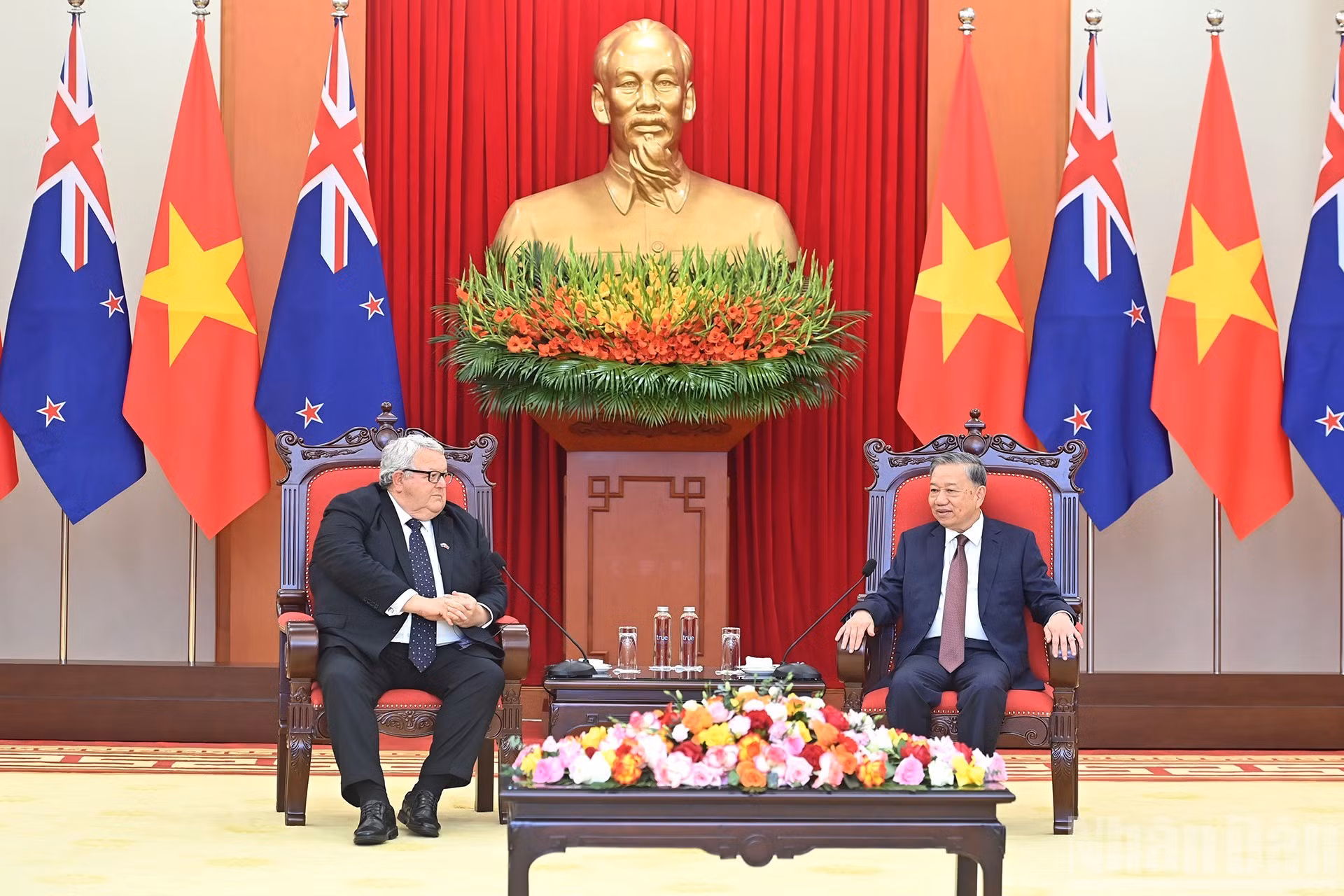El secretario general del Partido Comunista de Vietnam, To Lam, y el presidente del Parlamento de Nueva Zelanda, Gerry Brownlee.