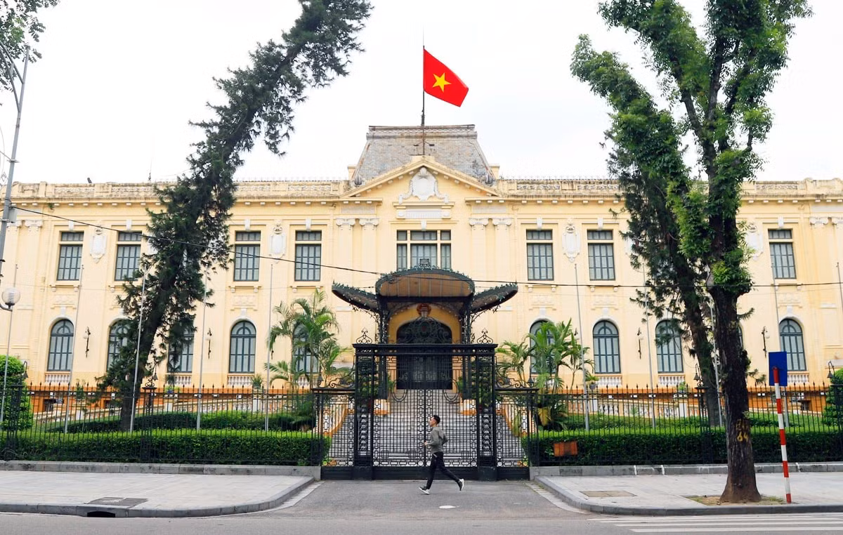El Palacio del Gobernador de Tonkín (Bac Bo Phu) está ubicado en el número 12 de la calle Ngo Quyen, en el barrio de Hoan Kiem. Antes de 1945, este edificio era el centro del poder de la administración colonial francesa títere en el norte. El 19 de agosto de 1945, tras una manifestación, los habitantes de Hanói y las fuerzas del Viet Minh ocuparon el edificio.