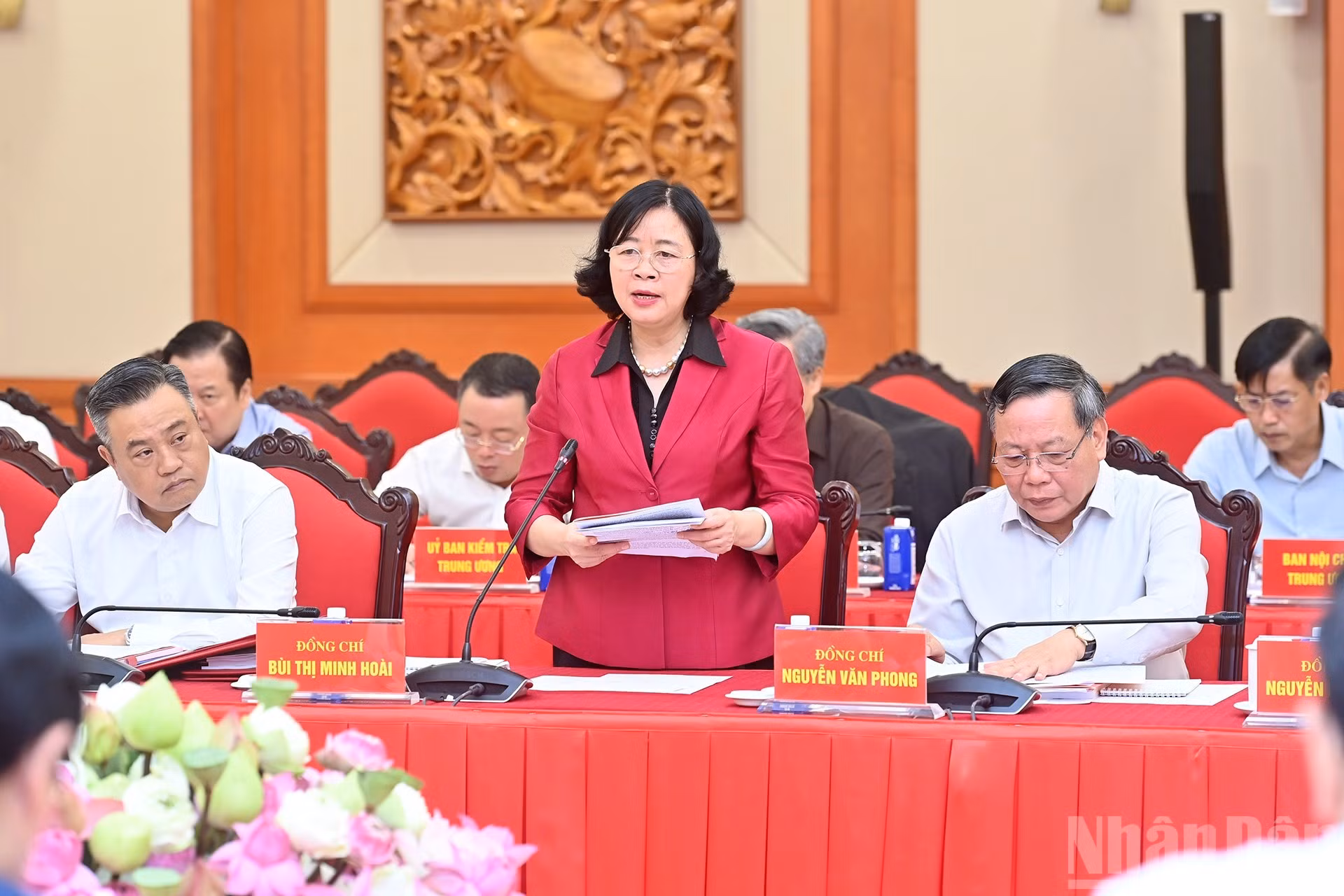 La secretaria del Comité del Partido de Hanói, Bui Thi Minh Hoai, habla en la reunión.