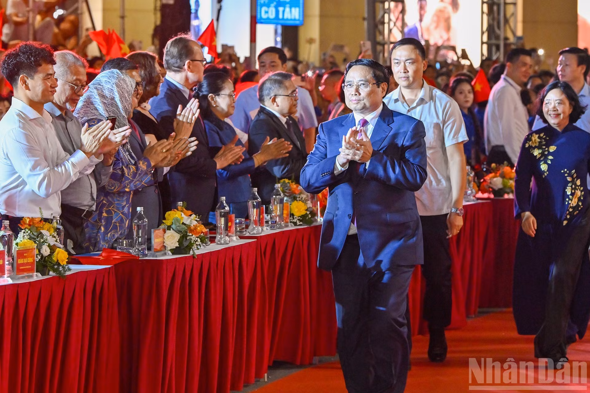 El primer ministro Pham Minh Chinh asiste al programa.