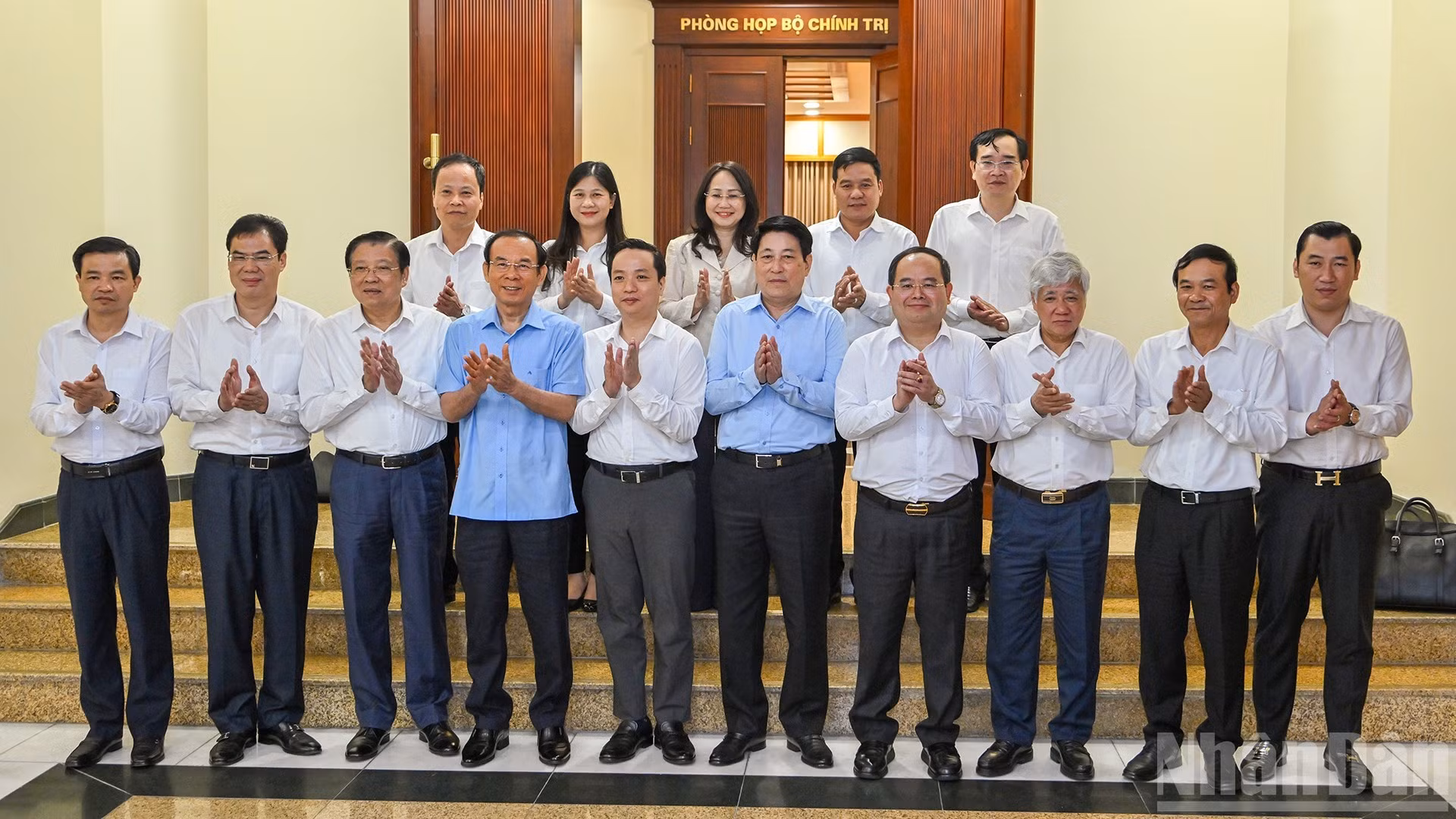 El miembro del Buró Político del Comité Central del Partido Comunista de Vietnam (PCV) y presidente del Estado, Luong Cuong, y otros delegados con los miembros de la Junta Ejecutiva del Comité partidista en la provincia de Cao Bang.