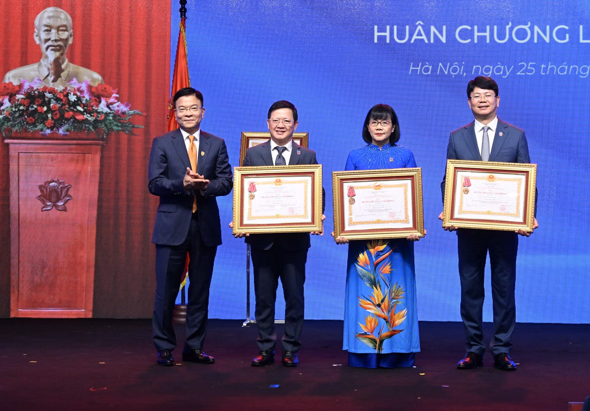 El viceprimer ministro Le Thanh Long otorga la Orden del Trabajo de Tercera Clase a destacados colectivos e individuos del sector.