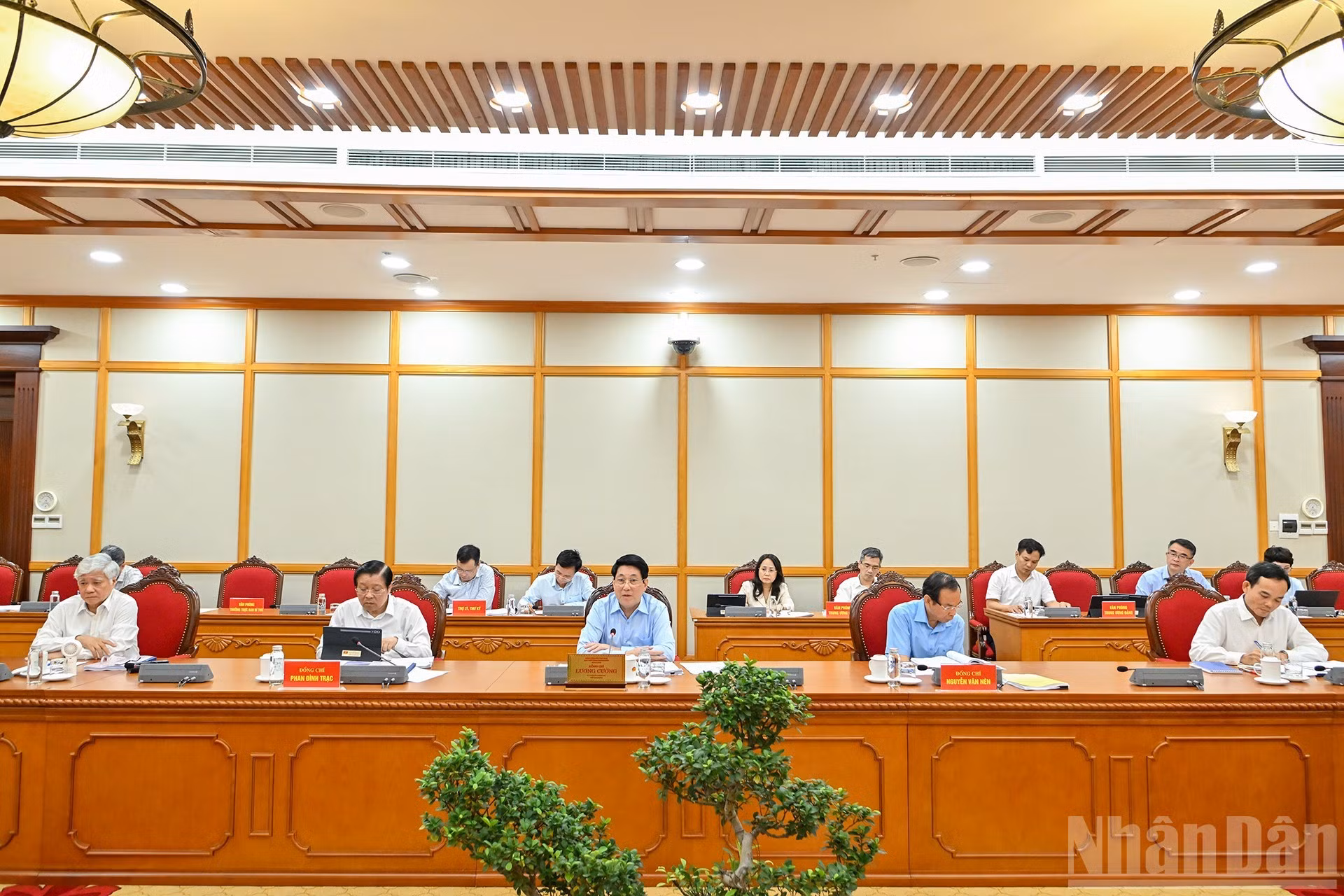 El presidente Luong Cuong, el jefe de la Comisión de Asuntos Internos del Comité Central del PCV, Phan Dinh Trac, el presidente del Comité Central del Frente de la Patria de Vietnam, Do Van Chien, el miembro permanente del Subcomité de Documentos del XIV Congreso Nacional del PCV, Nguyen Van Nen, y el secretario del Comité partidista de Ciudad Ho Chi Minh, Tran Luu Quang, en la reunión con la Junta Ejecutiva del Comité partidista en la provincia de Cao Bang.