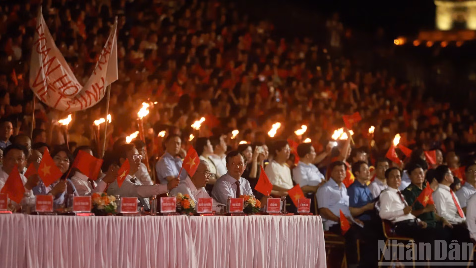 Más de mil personas con banderas rojas con la estrella amarilla se unen al programa en un ambiente solemne y emotivo.