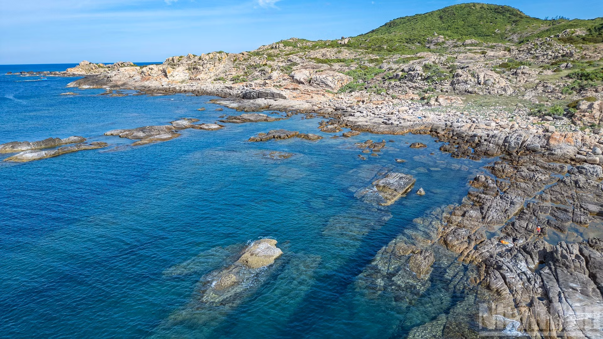 Considerada "a sólo medio paso del paraíso", la isla es famosa por su belleza natural virgen y sus hermosos paisajes.