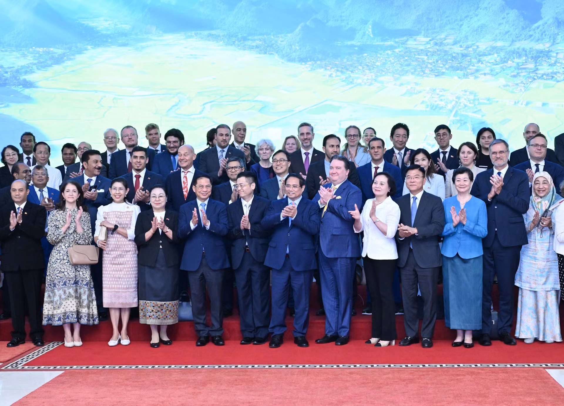 [Foto] Premier informa al cuerpo diplomático en Vietnam sobre la reorganización del aparato administrativo