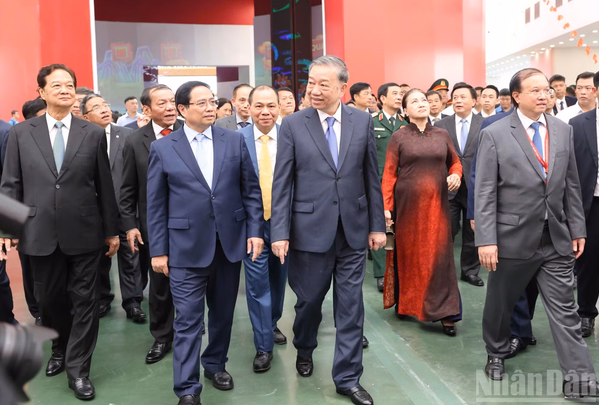 Los dirigentes visitan la exposición.