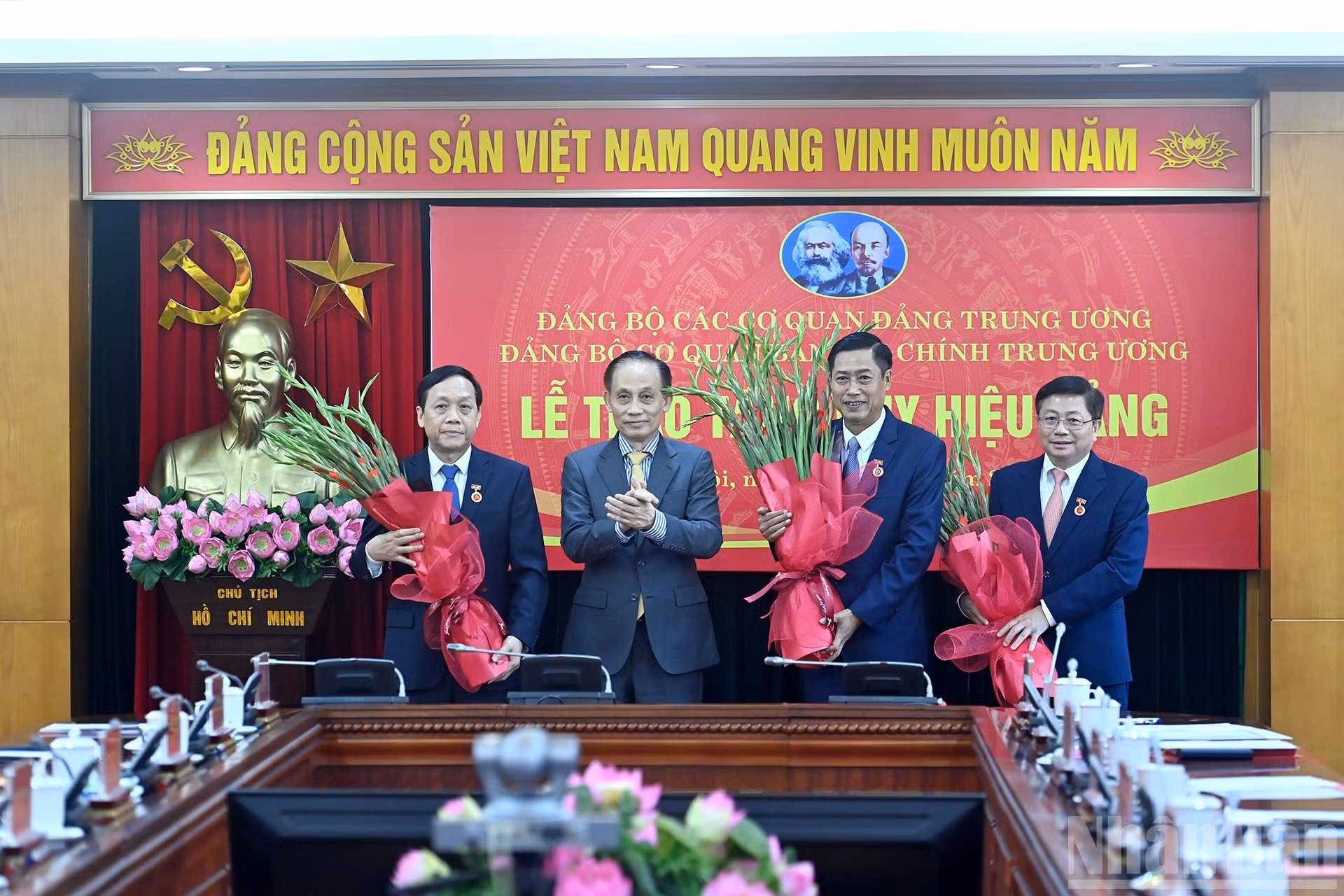 Le Hoai Trung entrega de insignias del Partido a los funcionarios de la Comisión de Asuntos Internos del Comité Central del PCV.
