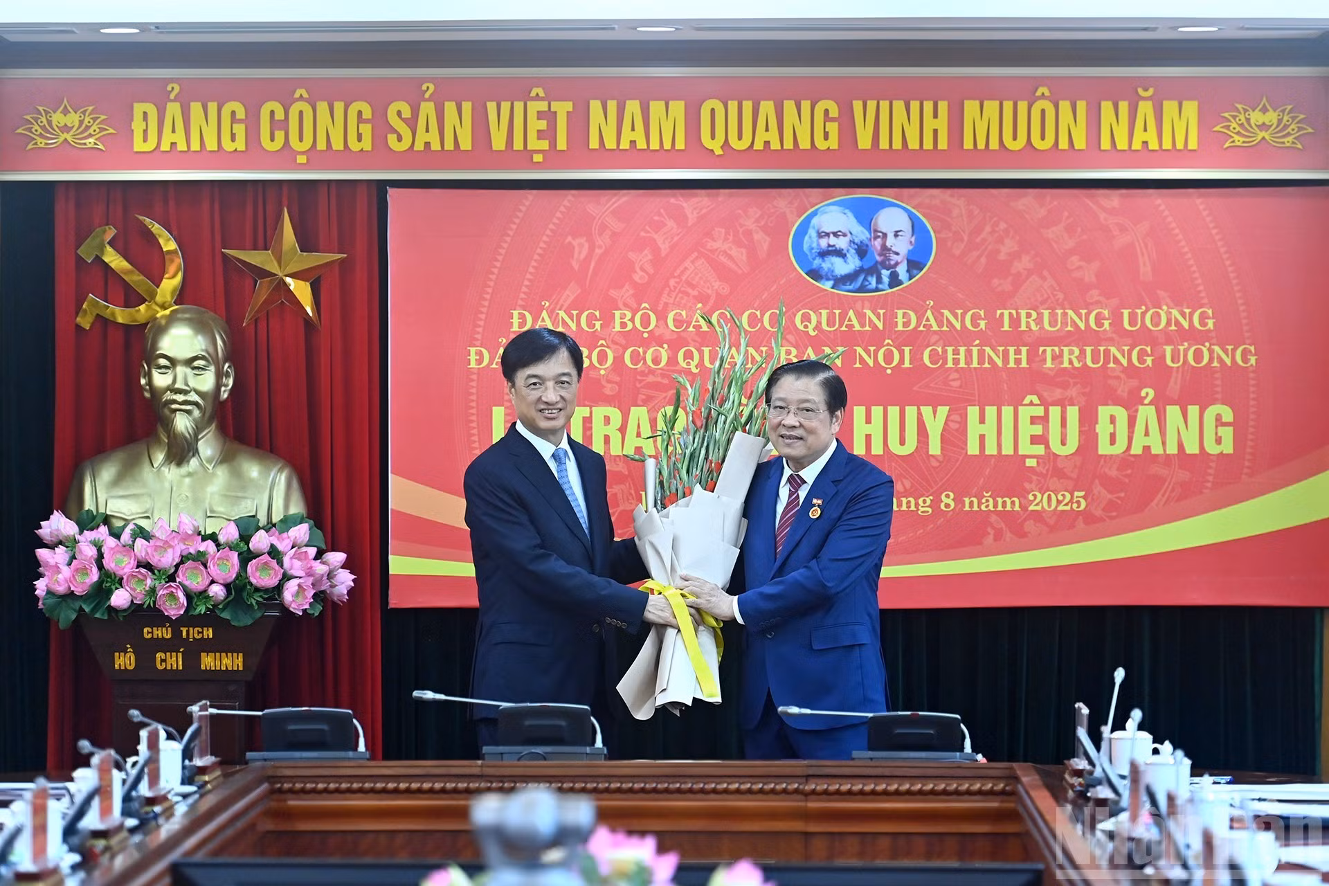 El miembro del Buró Político del PCV y jefe de la Comisión de Control Disciplinario del Comité Central de esa fuerza política, Nguyen Duy Ngoc, felicita a Phan Dinh Trac.