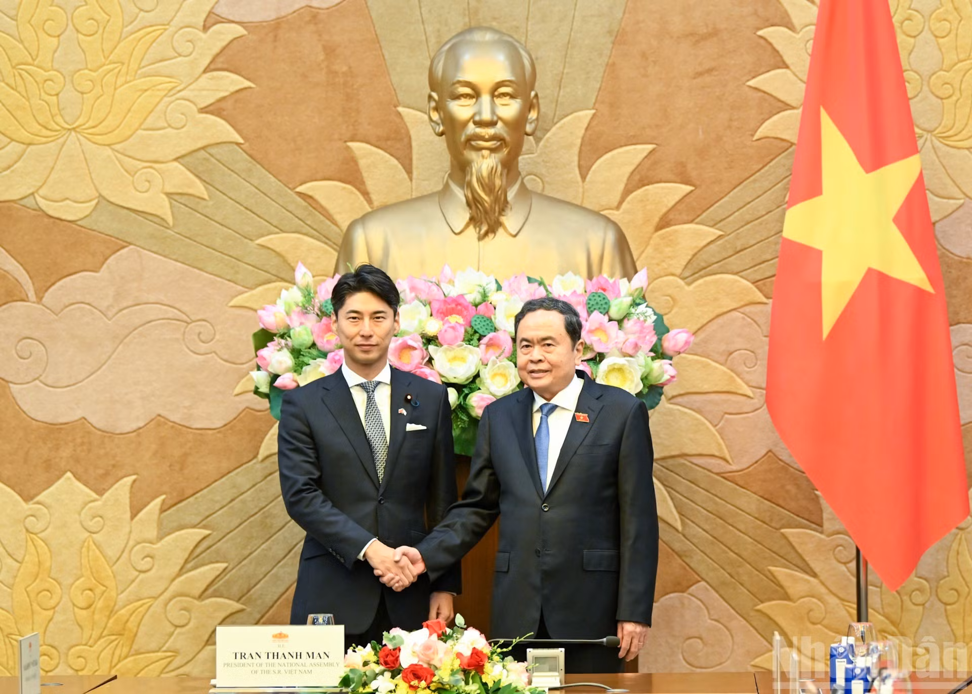 [Foto] Titular del Legislativo de Vietnam recibe a jóvenes parlamentarios japonés