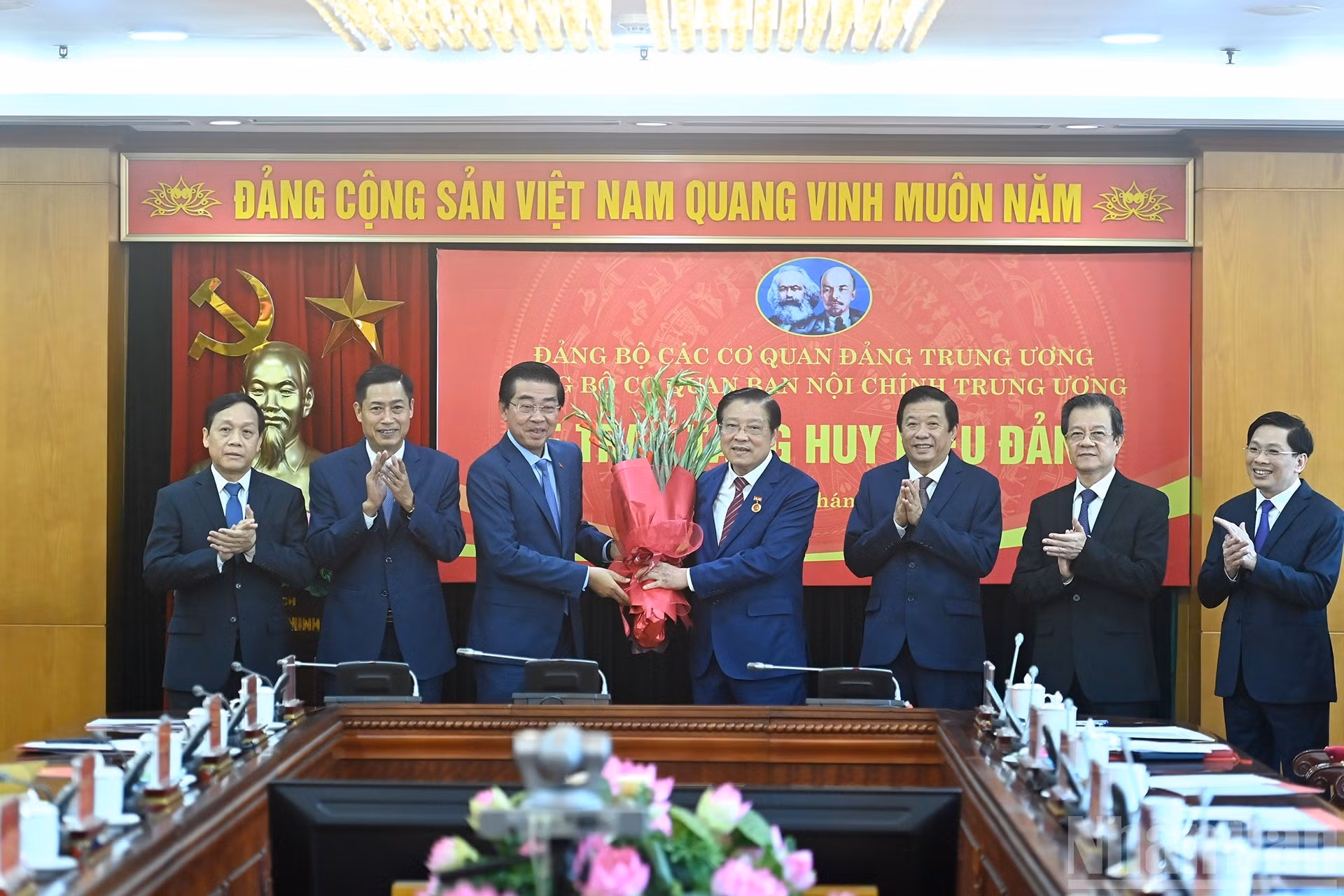 Miembros de la Comisión de Asuntos Internos del Comité Central del PCV felicitan a Phan Dinh Trac.
