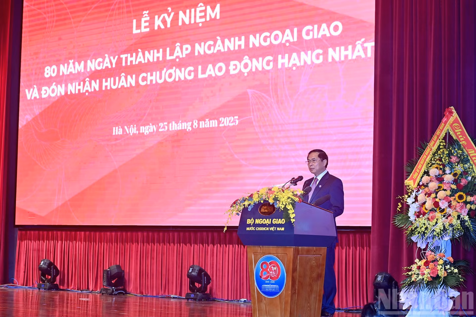 El viceprimer ministro y ministro de Relaciones Exteriores, Bui Thanh Son, habla en el acto.