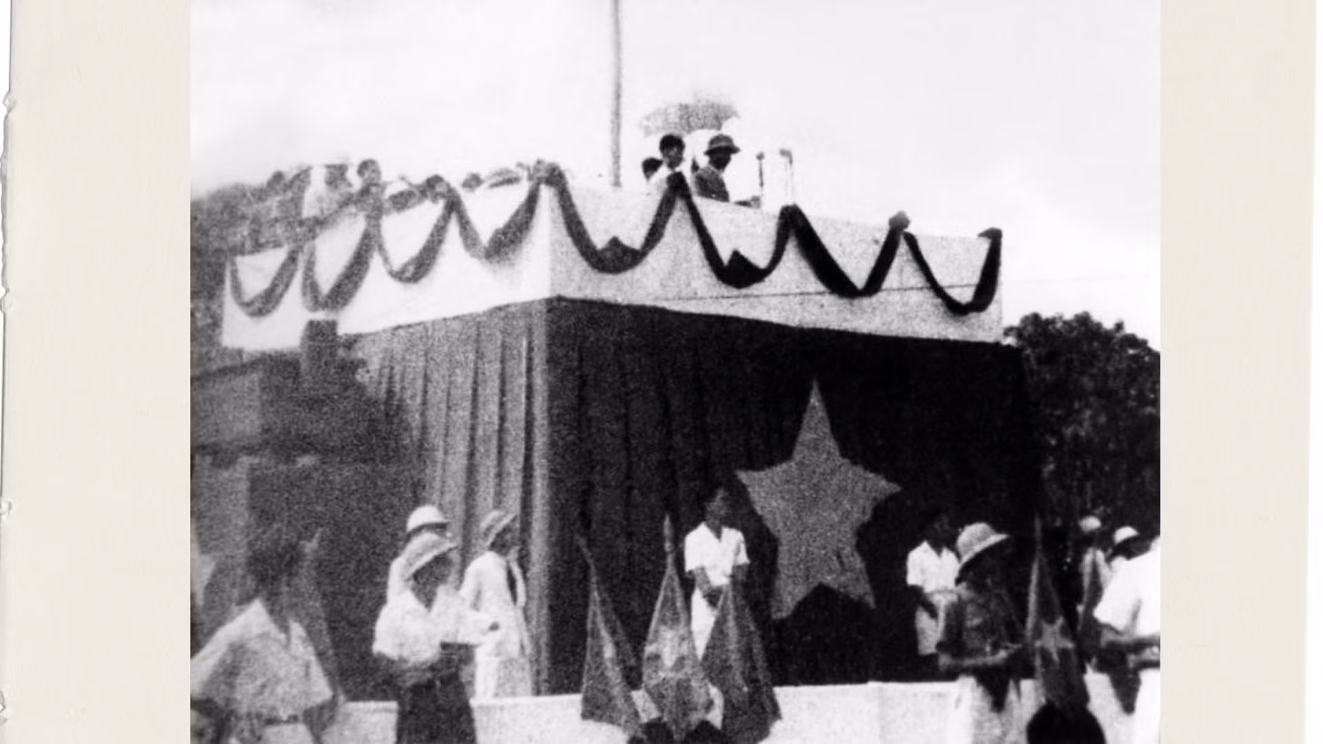 Una gran multitud se congrega en la Plaza de Ba Dinh para escuchar al Presidente Ho Chi Minh leer la Declaración de Independencia en la mañana del 2 de septiembre de 1945. (Foto: VNA)