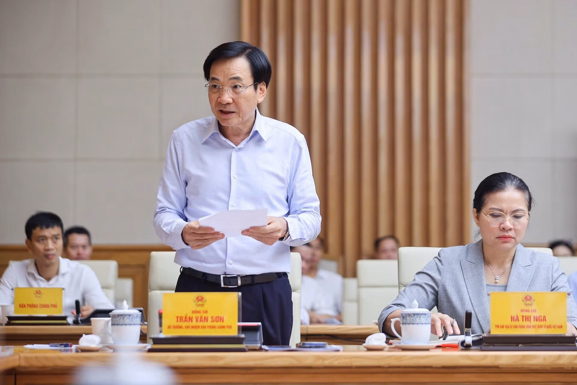 El ministro y jefe de la Oficina Gubernamental, Tran Van Son, en la cita.