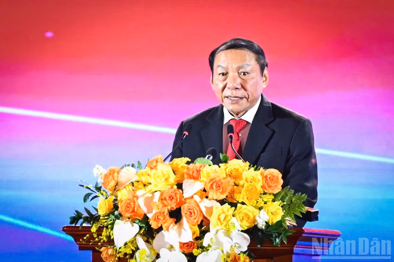 El ministro de Cultura, Deportes y Turismo, Nguyen Van Hung, informa sobre los preparativos para la realización de la exposición.