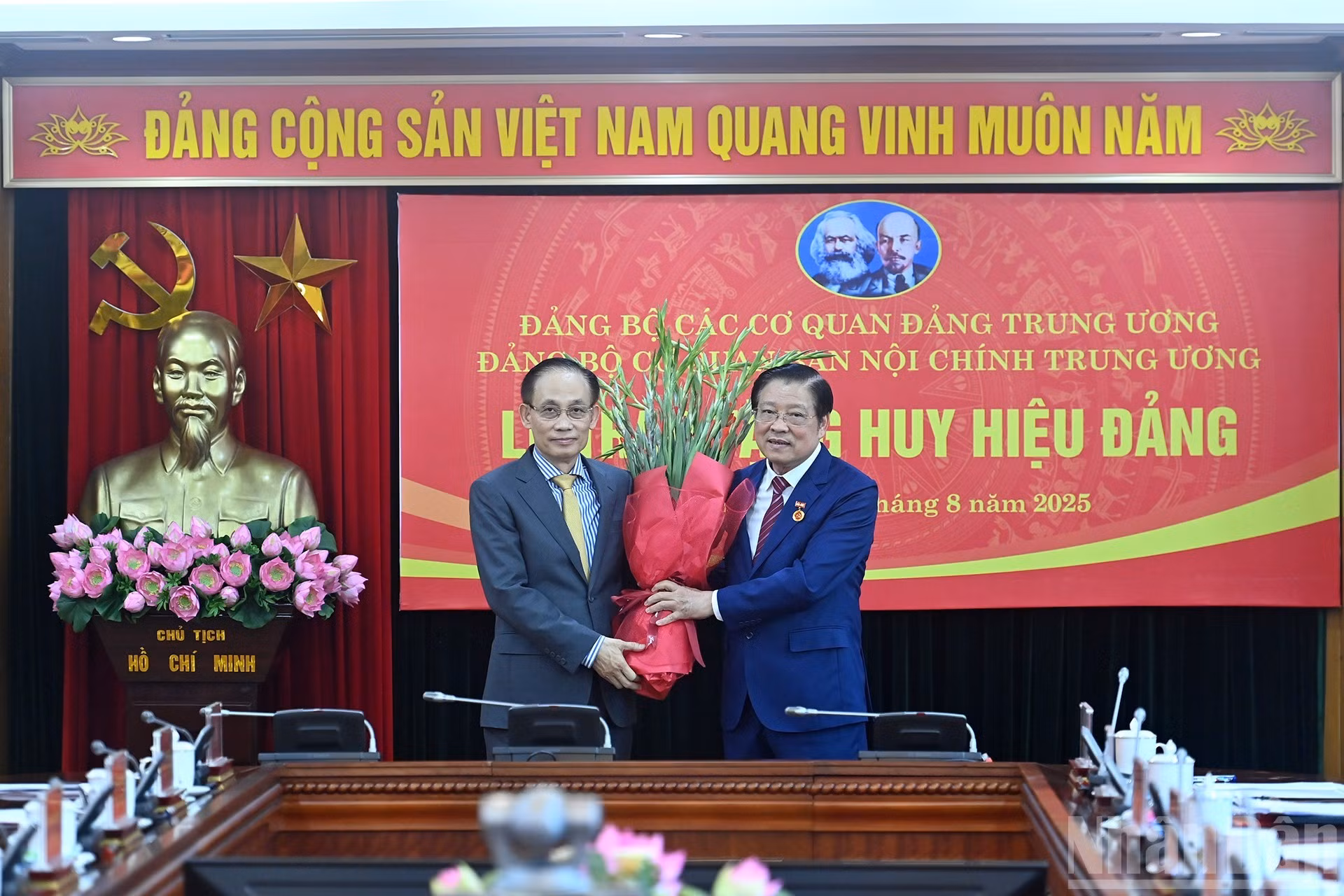 Le Hoai Trung, secretario y jefe de la Oficina del Comité Central del PCV y vicesecretario permanente del Comité del Partido de Órganos partidistas del Comité Central del PCV, felicita a Phan Dinh Trac.