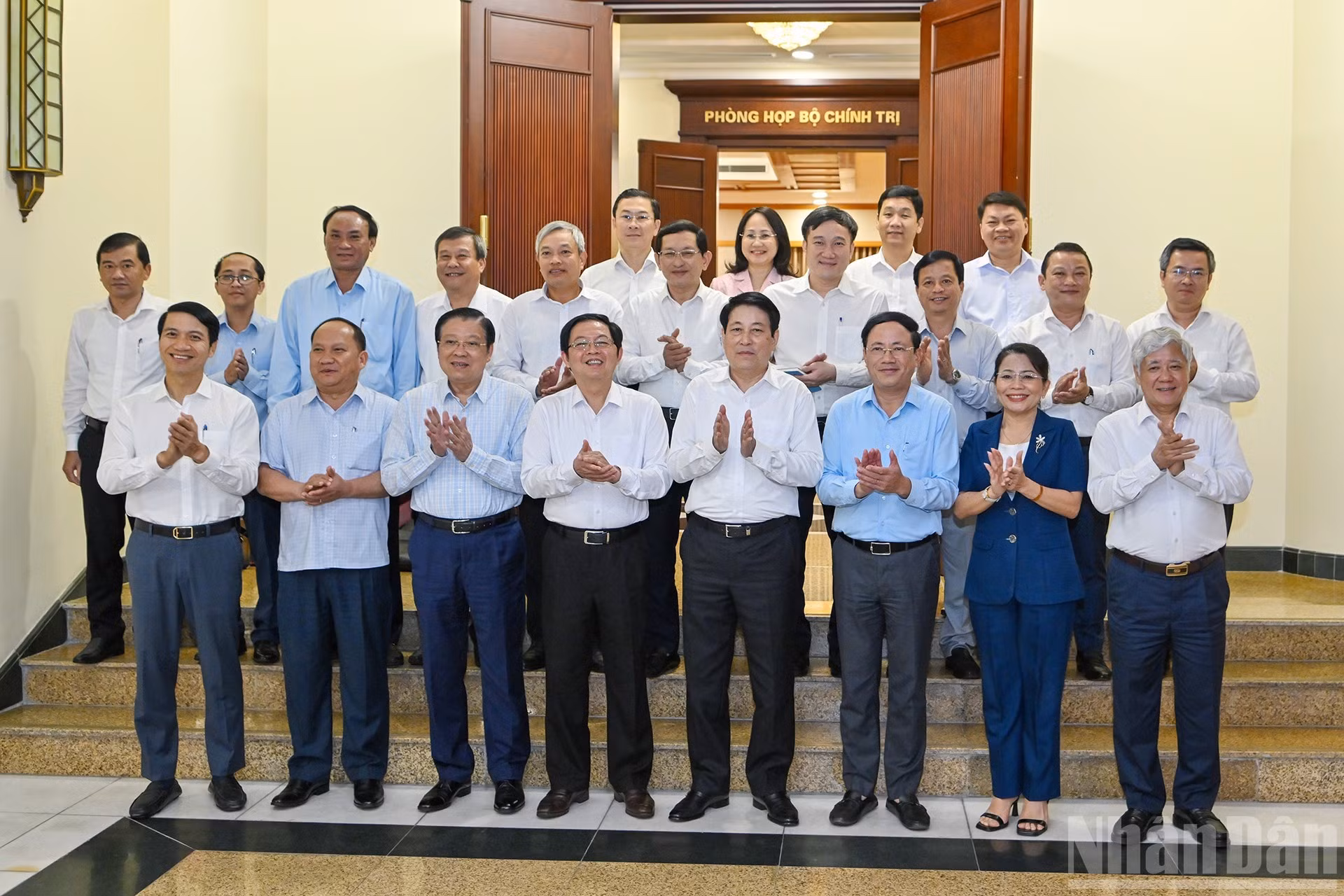 Luong Cuong con los delegados de la Junta Ejecutiva del Comité del Partido de Gia Lai