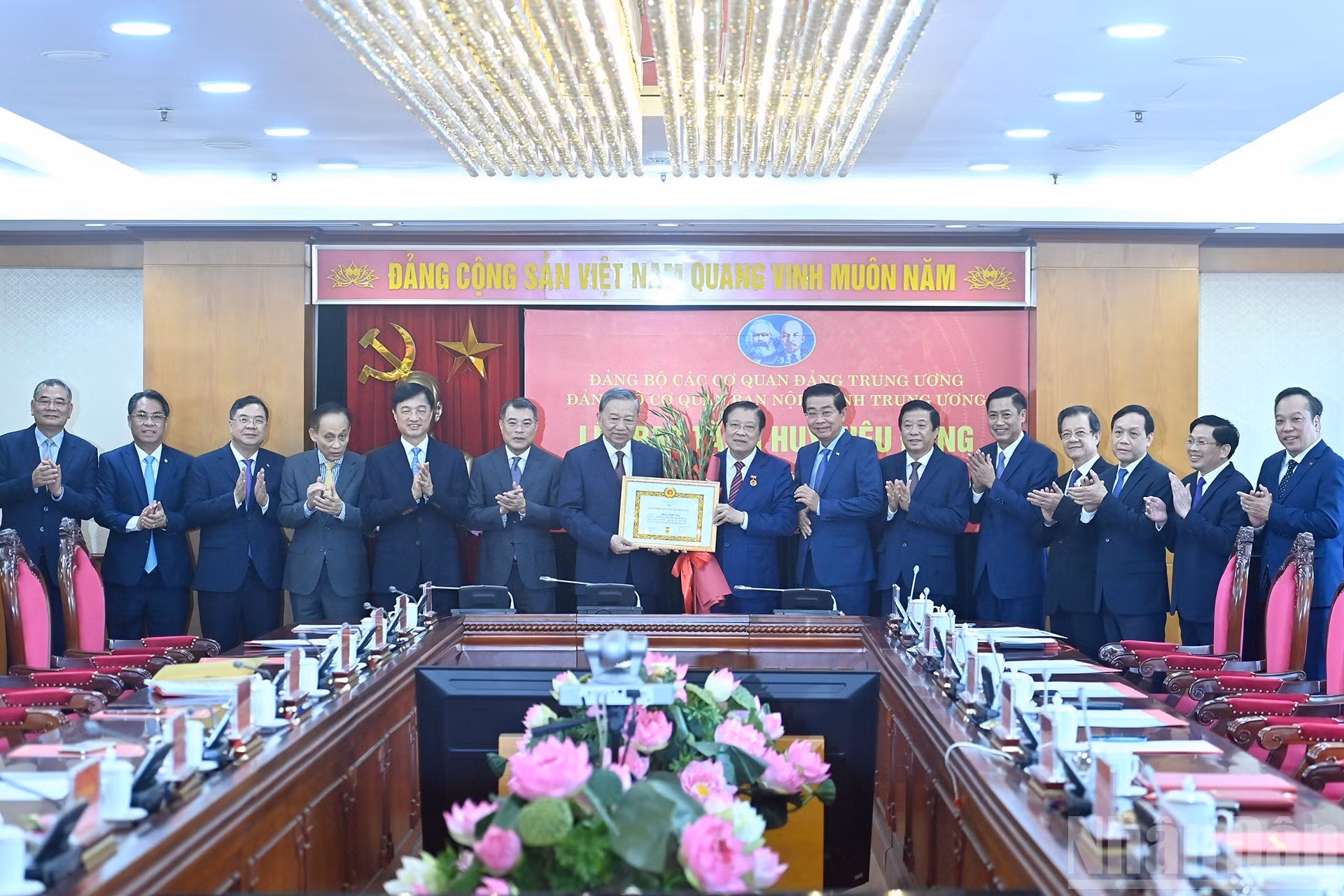 To Lam entrega la insignia a Phan Dinh Trac.