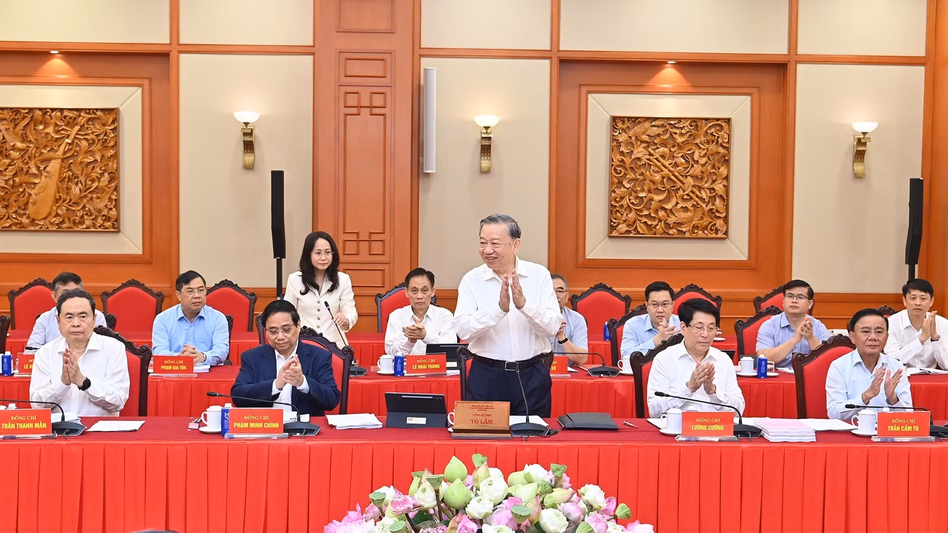 [Foto] Buró Político trabaja con Juntas Ejecutivas de Comités del Partido de Hanói y de Ciudad Ho Chi Minh