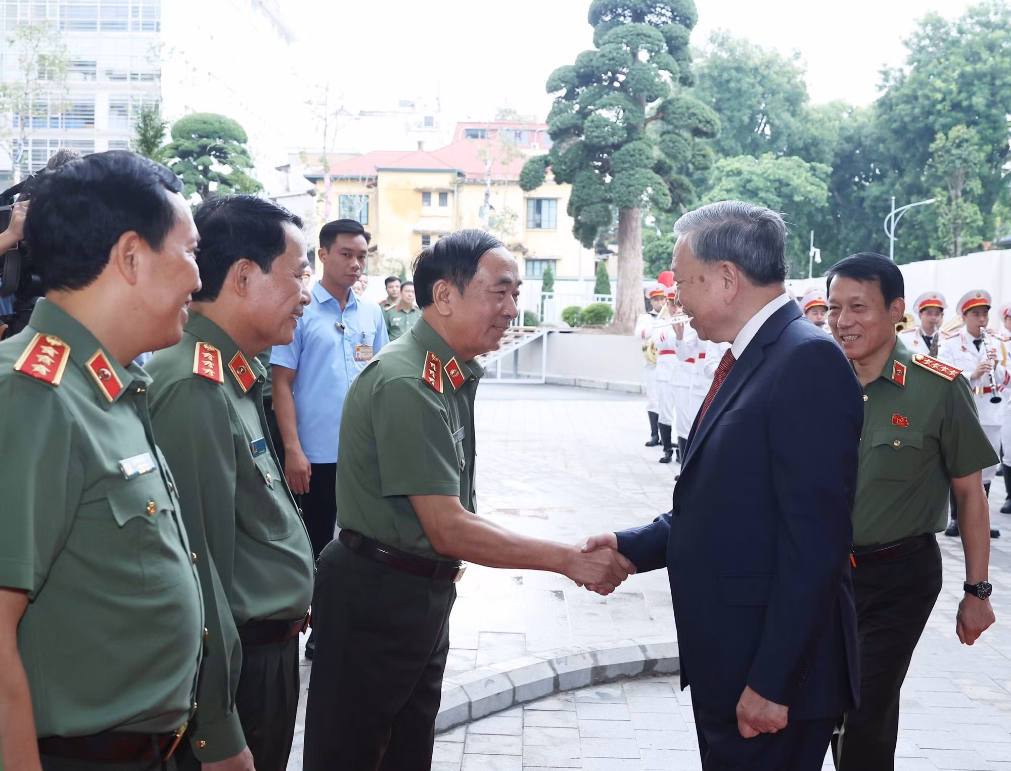 El secretario general del Partido Comunista de Vietnam (PCV), To Lam, con los funcionarios del Ministerio de Seguridad Pública.