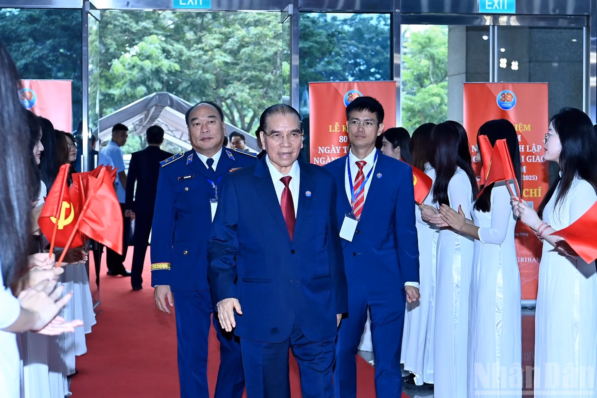 El ex secretario general del PCV, Nong Duc Manh, asiste al acto.