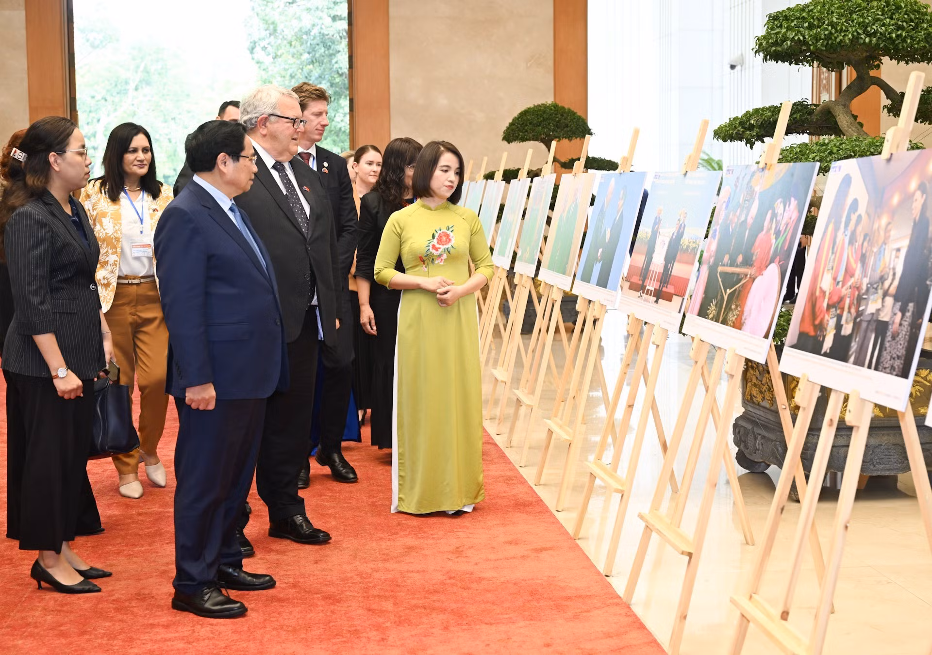 Ambos dirigentes visitan la exposición fotográfica sobre la cooperación entre los dos países.