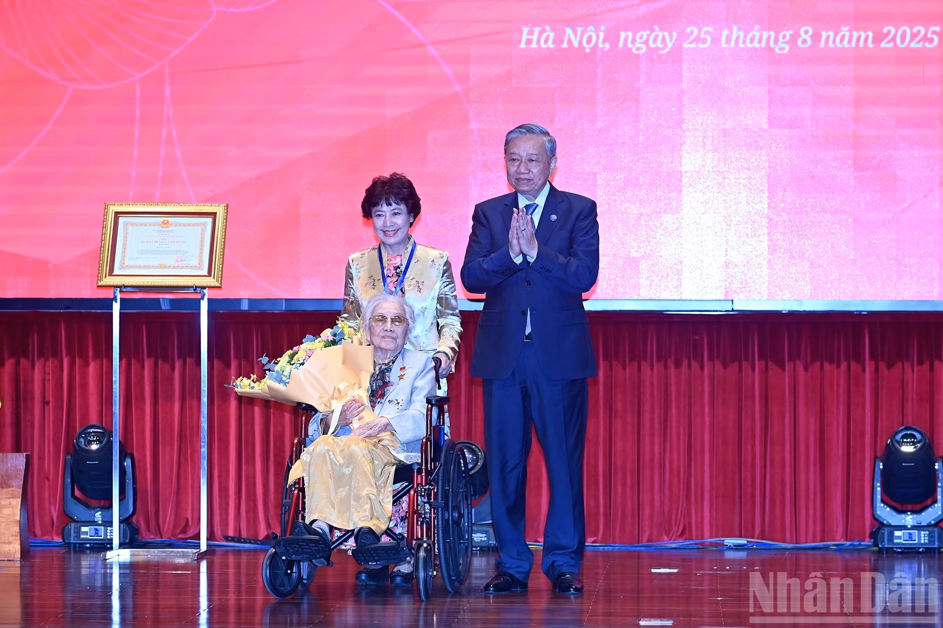 Otorgan el título de Héroe del Trabajo a Nguyen Thi Binh, ex vicepresidenta de Vietnam y ex ministra de Relaciones Exteriores del Gobierno provisional del Sur de Vietnam.