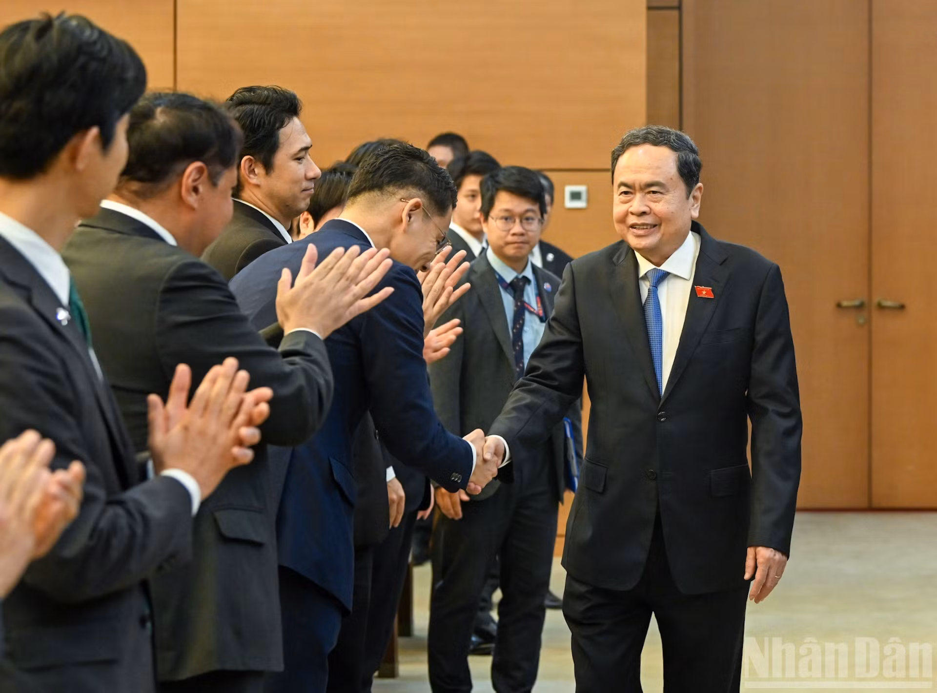 Thanh Man con los jóvenes parlamentarios japonés.