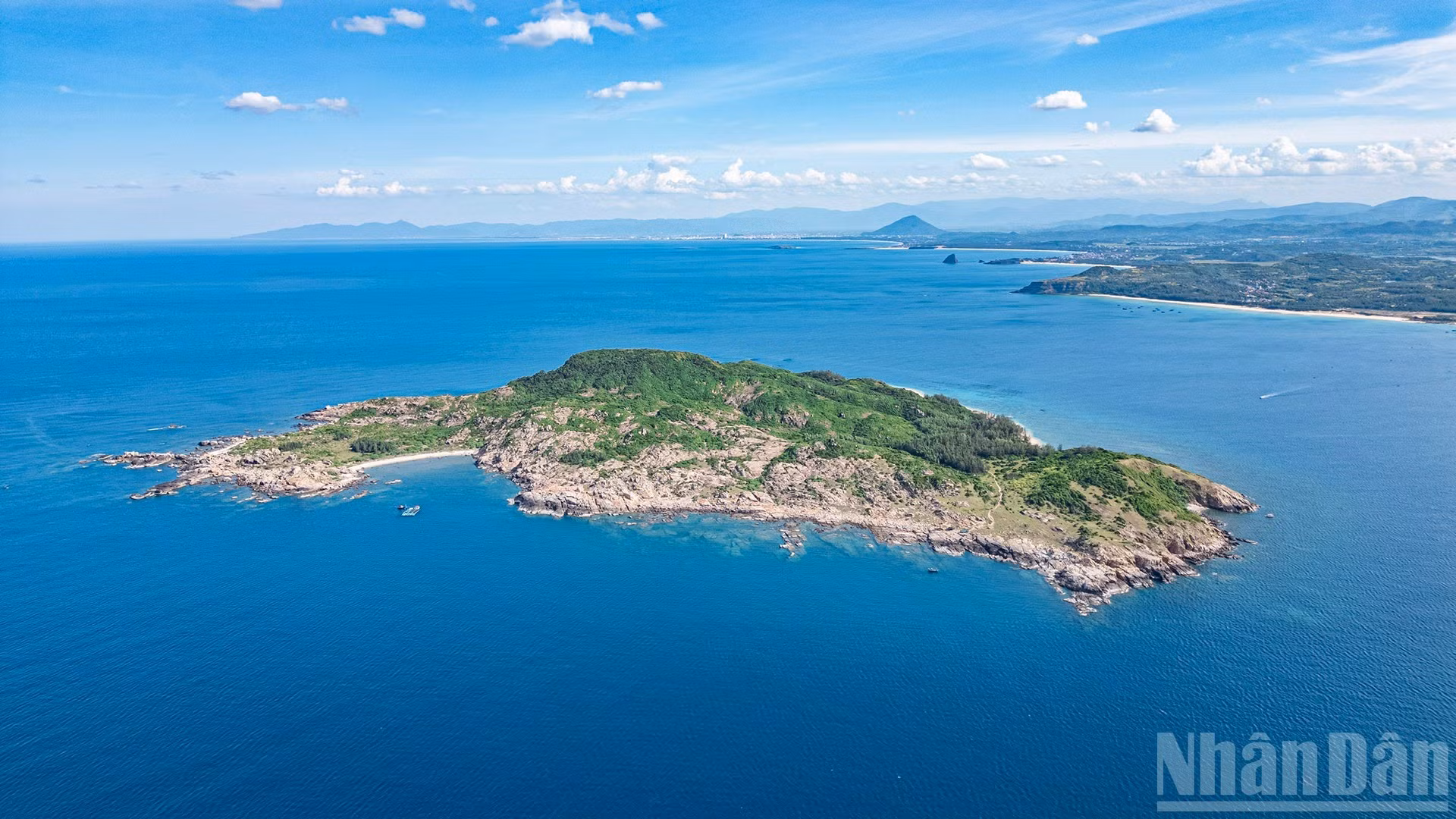 Cu Lao Mai Nha es una isla que perteneció a la otrora provincia de Phu Yen y que se encuentra a unos dos kilómetros de la costa del pueblo pesquero de Phuoc Dong.