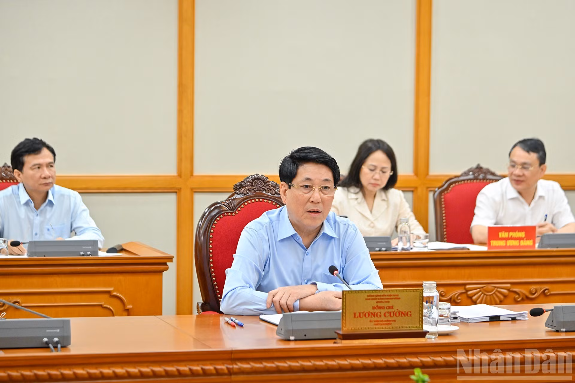 Luong Cuong habla en la cita.