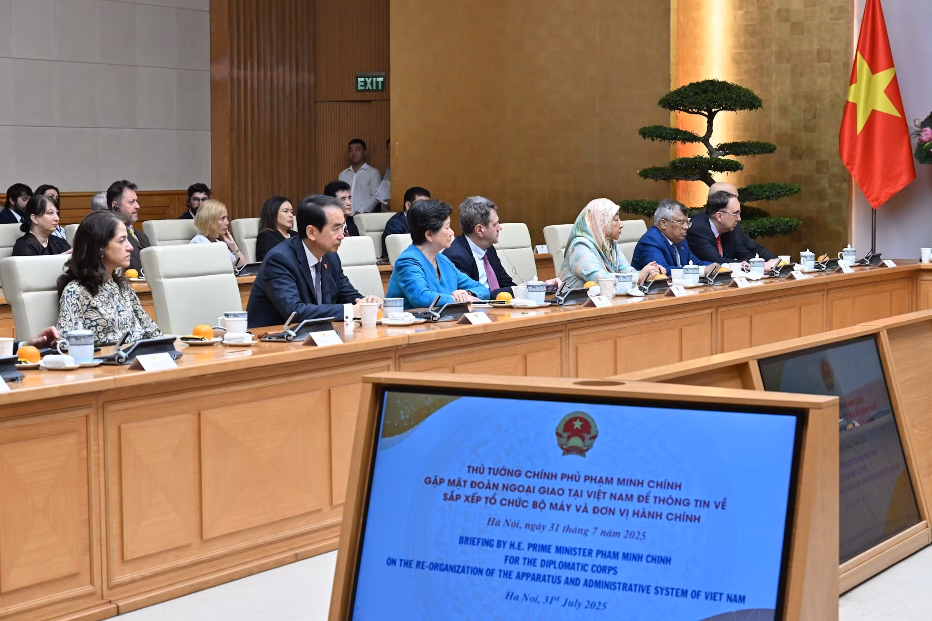 Diplomáticos de países y organizaciones internacionales en Vietnam asisten al evento.