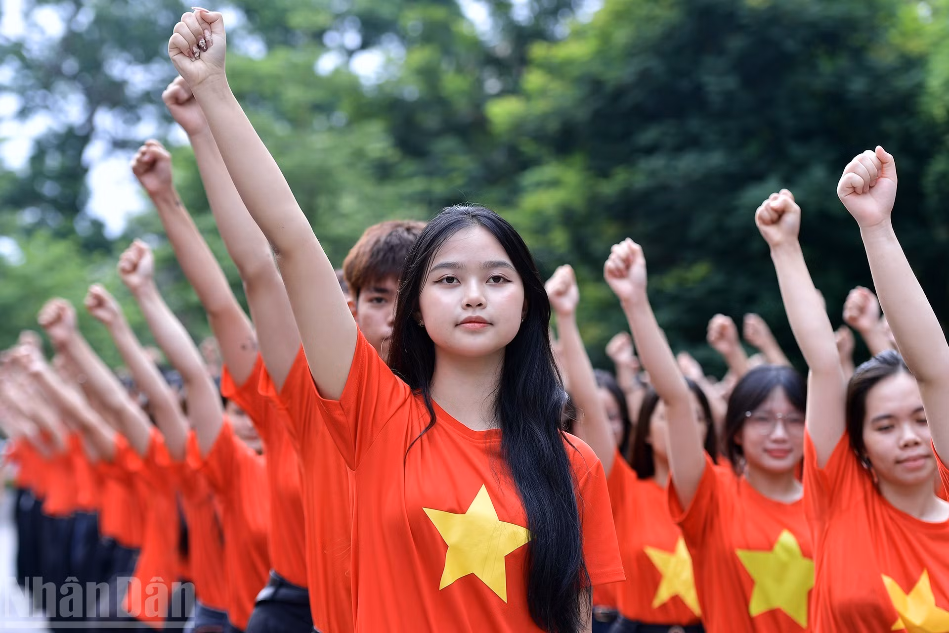 Se sabe que la Federación de la Juventud de Vietnam, en coordinación con el Consulado General de Vietnam en Osaka y la Asociación de Jóvenes y Estudiantes Vietnamitas en Japón, organizó el 9 de agosto el acto de saludo a la bandera 'Amo a mi Patria' en el país del Sol Naciente.