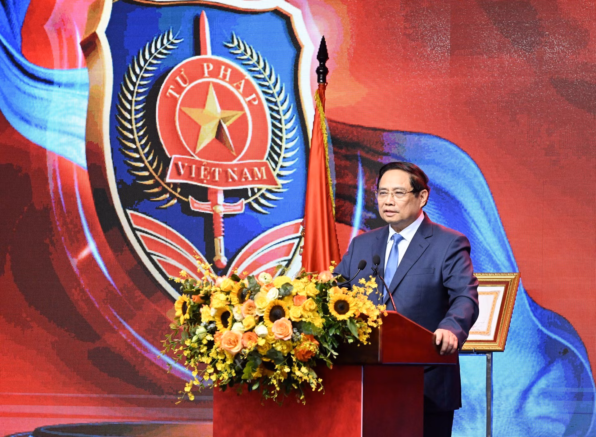 Minh Chinh habla en el acto.