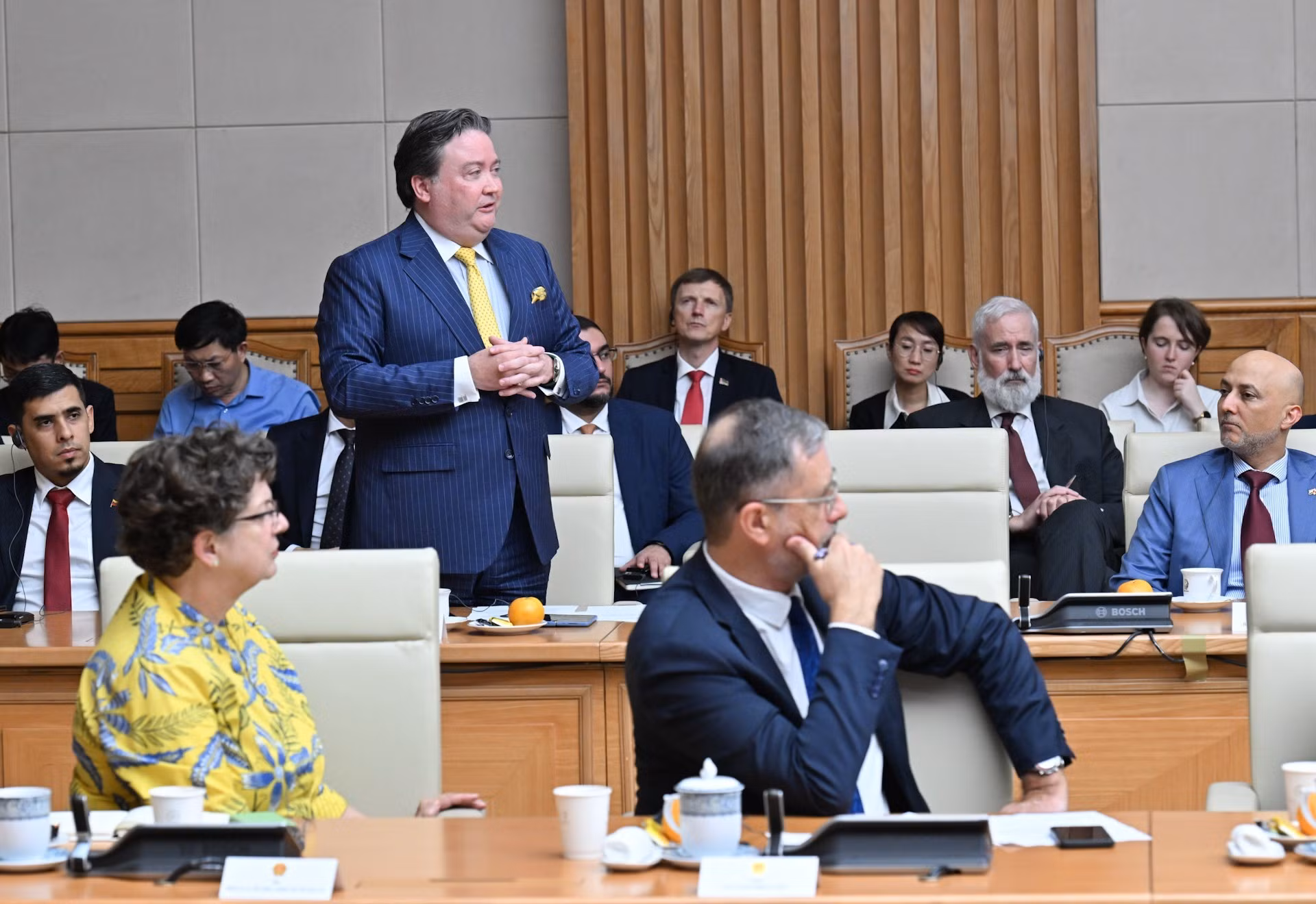 El embajador de Estados Unidos en Vietnam, Marc Knapper, habla en la reunión.