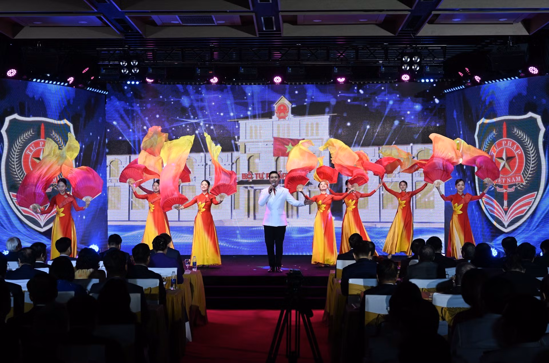 Una actuación musical en el evento.