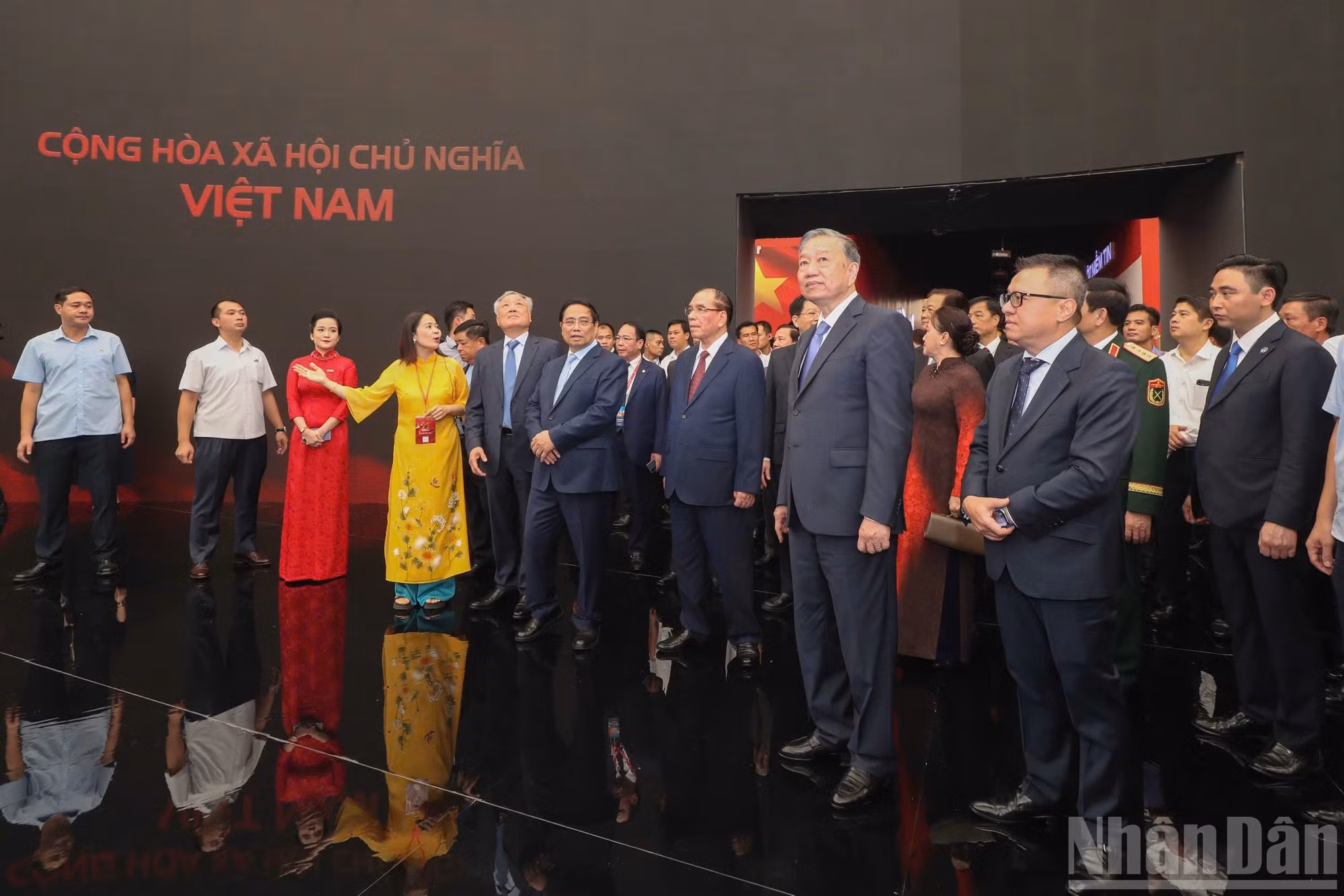 La exposición consta de ocho espacios temáticos, organizados por etapas históricas, que recrean de forma integral los hitos del glorioso recorrido de los 95 años de historia del Partido Comunista de Vietnam.