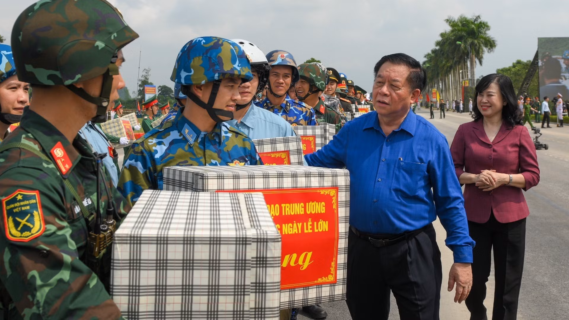 El miembro del Buró Político y del Secretariado del Comité Central del Partido Comunista de Vietnam (PCV) y jefe de su Comisión de Propaganda y Movilización de Masas y sujefe permanente del Comité Directivo Central para la Conmemoración de las Grandes Fiestas y los Eventos Importantes del País en el período 2023–2025, Nguyen Trong Nghia, alenta a los soldados.
