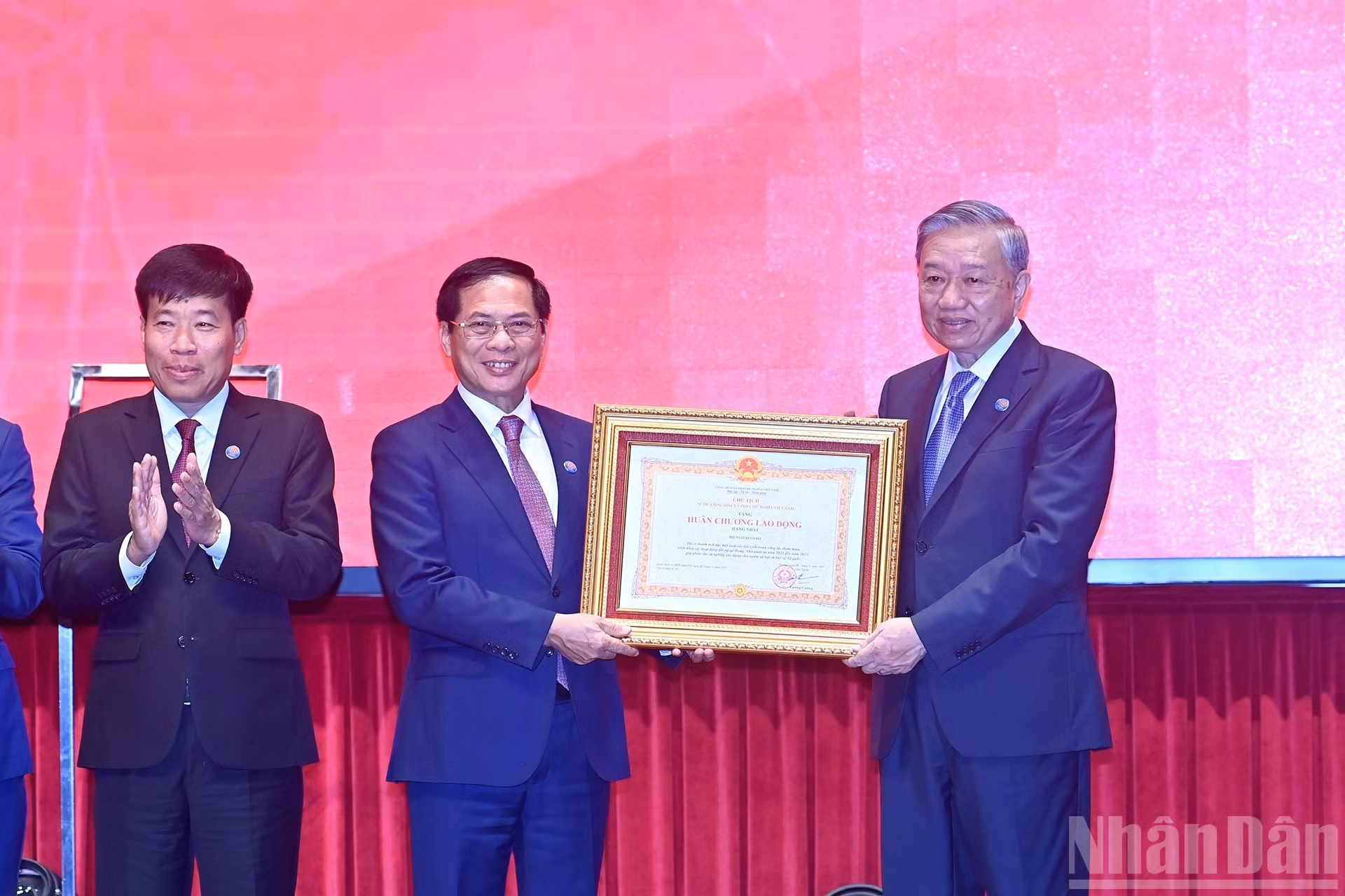 El secretario general To Lam entrega la Orden del Trabajo de Primera Clase al Ministerio de Relaciones Exteriores de Vietnam.