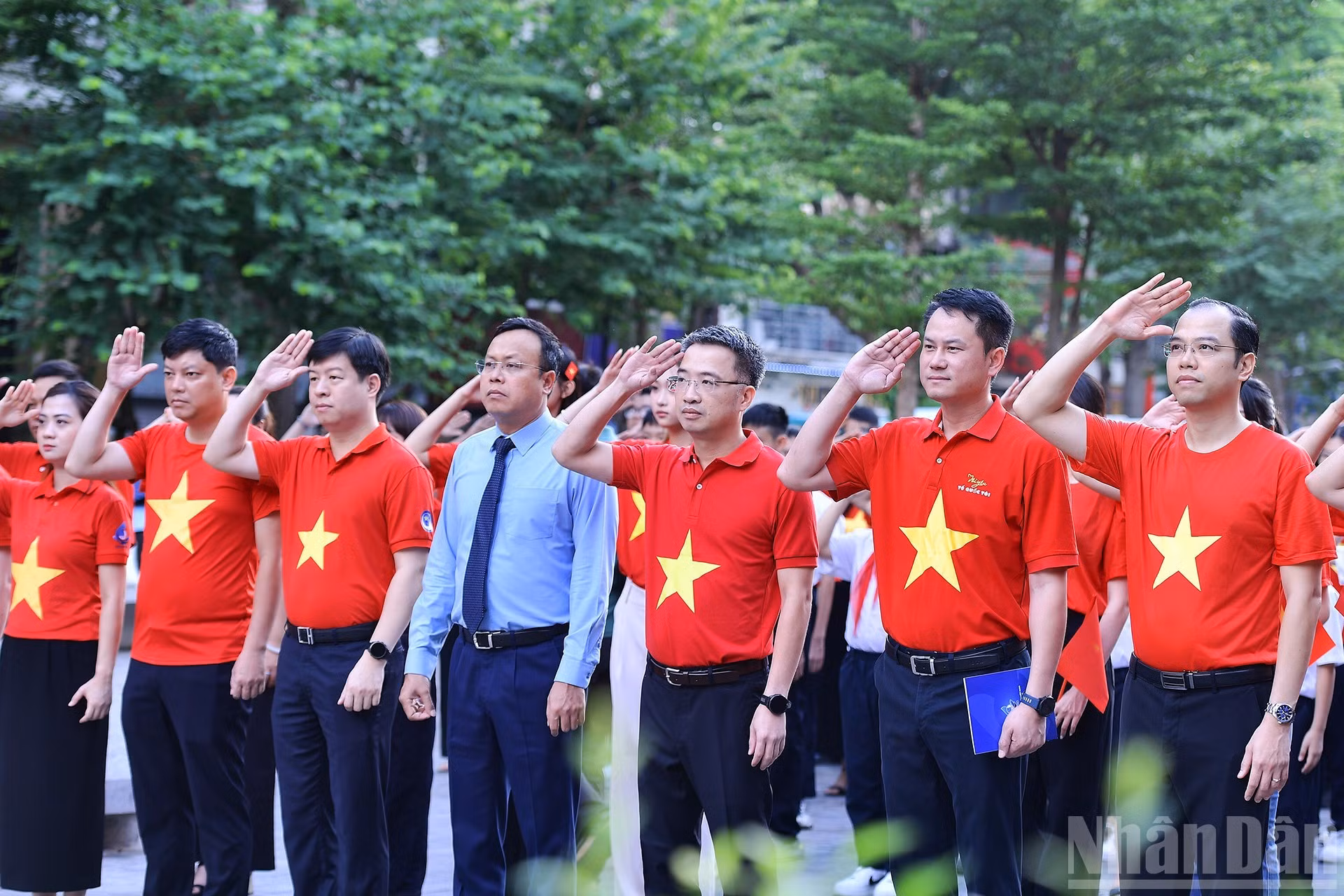 En Hanói, Nguyen Tuong Lam, secretario del Comité Central de la Unión de Jóvenes Comunistas Ho Chi Minh y presidente de la Federación de la Juventud de Vietnam, junto con representantes de ministerios, entidades, organizaciones sociales y cientos de jóvenes, están presentes desde temprano para participar en la ceremonia.