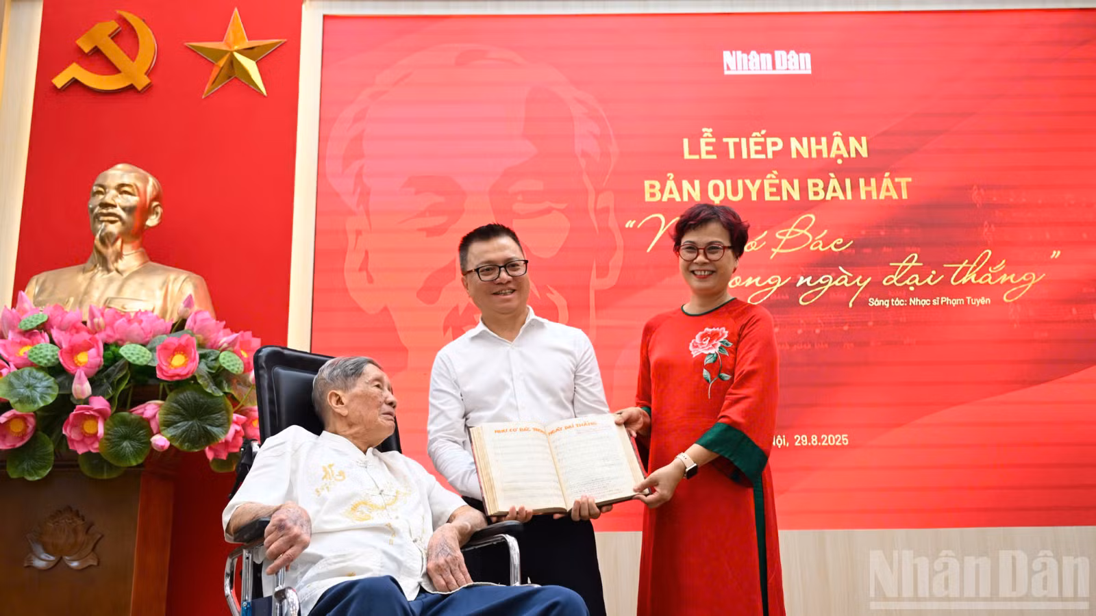 [Foto] Periódico Nhan Dan recibe el manuscrito y los derechos de autor de canción sobre Ho Chi Minh