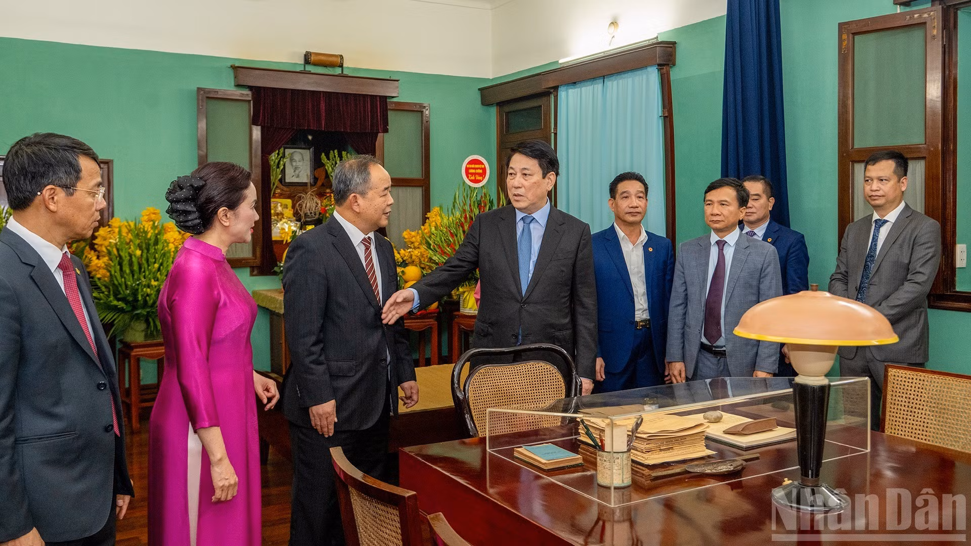 [Foto] Jefe de Estado ofrece incienso en memoria del Presidente Ho Chi Minh en víspera del Tet