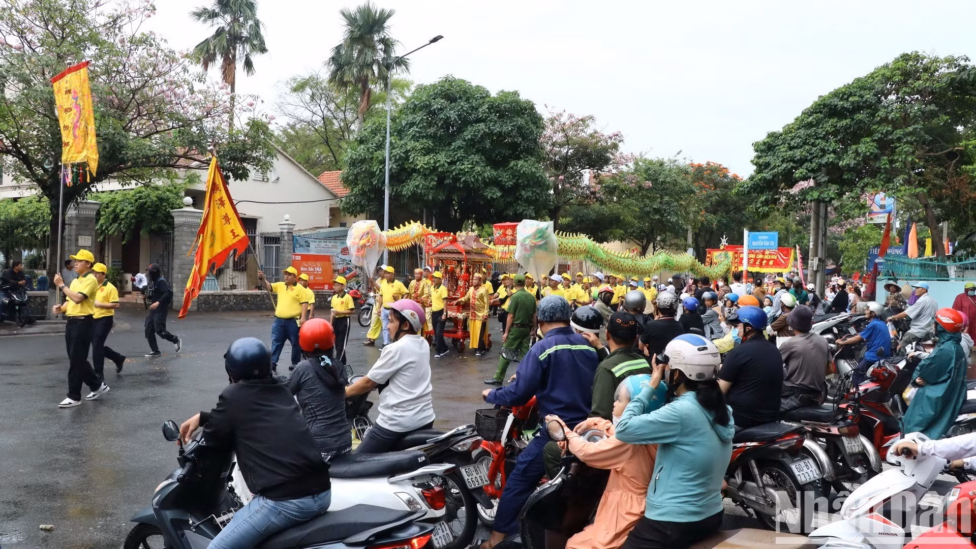 Numerosos residentes observan el desfile al pasar por la intersección de las calles Cach Mang Thang Tam y Nguyen Van Tri.