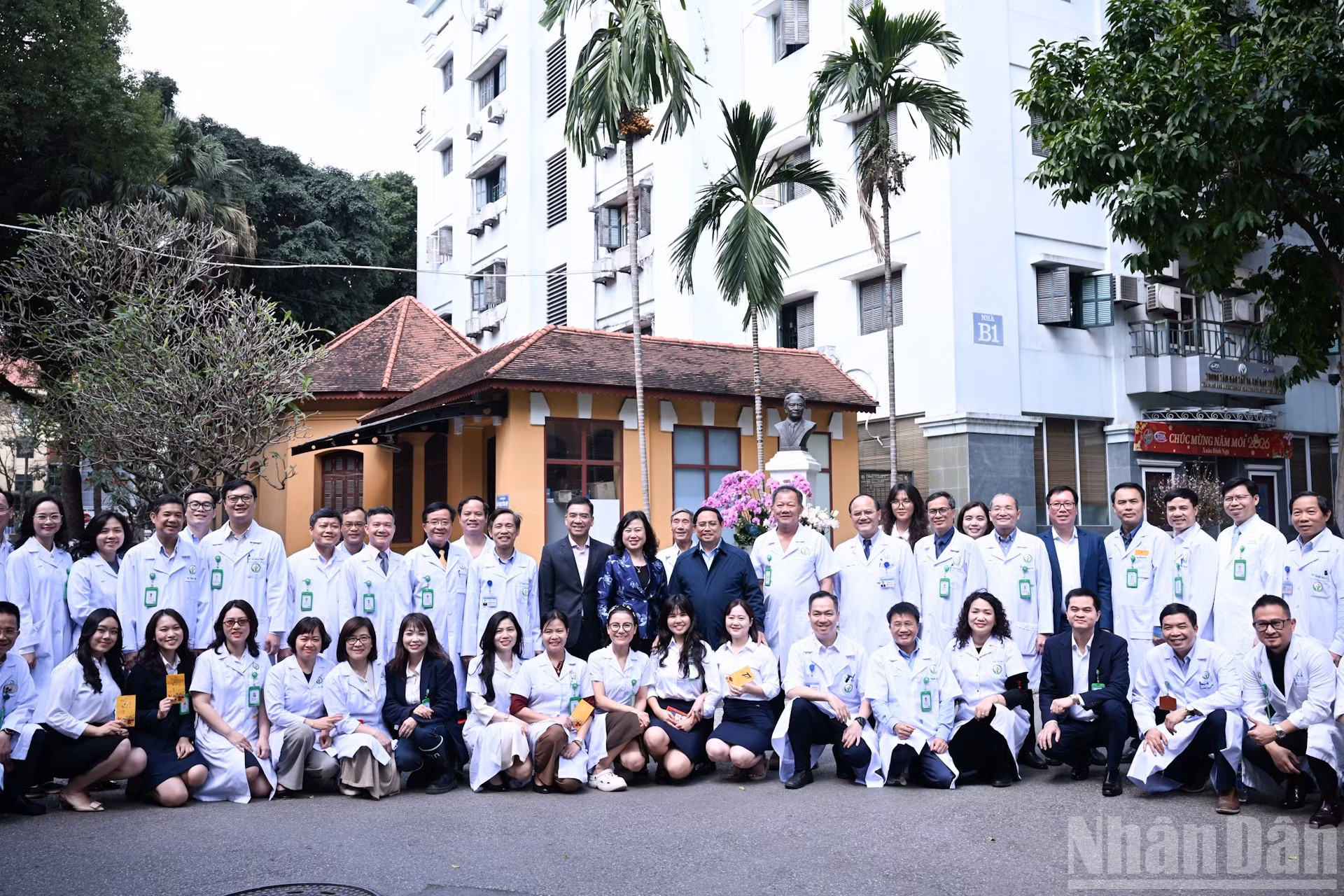 El primer ministro con médicos y trabajadores del Hospital de Amistad Vietnam-Alemania.