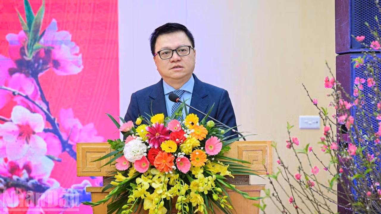 Le Quoc Minh, miembro del Comité Central del PCV, subjefe de la Comisión de Propaganda y Movilización de Masas del Comité Central del PCV, presidente-editor de Nhan Dan y titular de la Asociación de Periodistas del país, habla en el acto.
