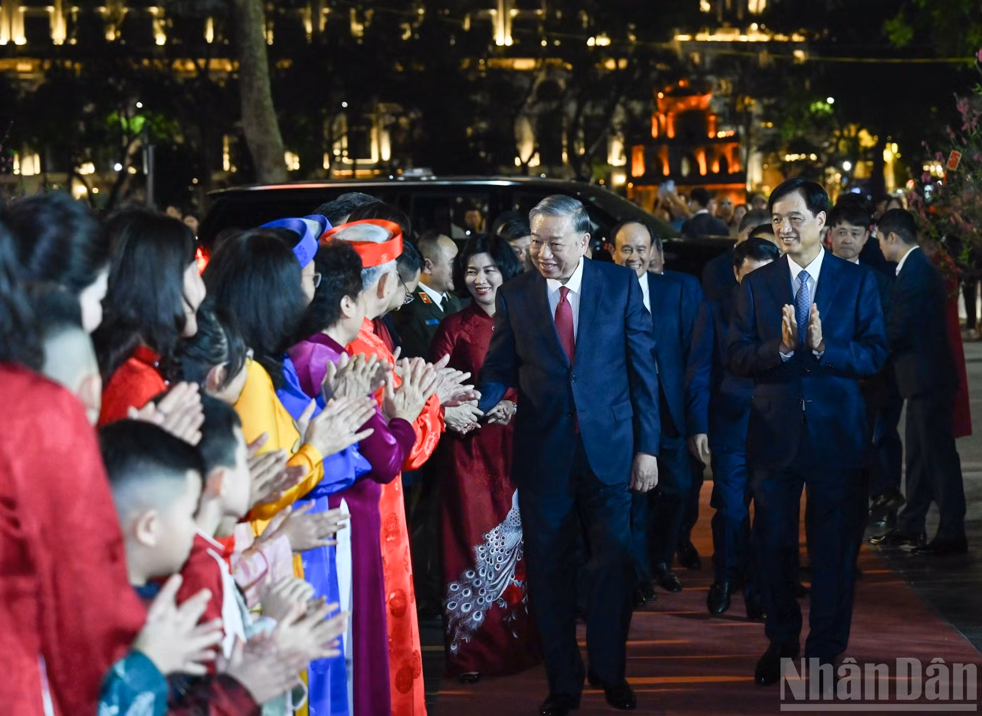 El secretario general del PCV, To Lam, llega al área del Monumento al Rey Ly Thai To.