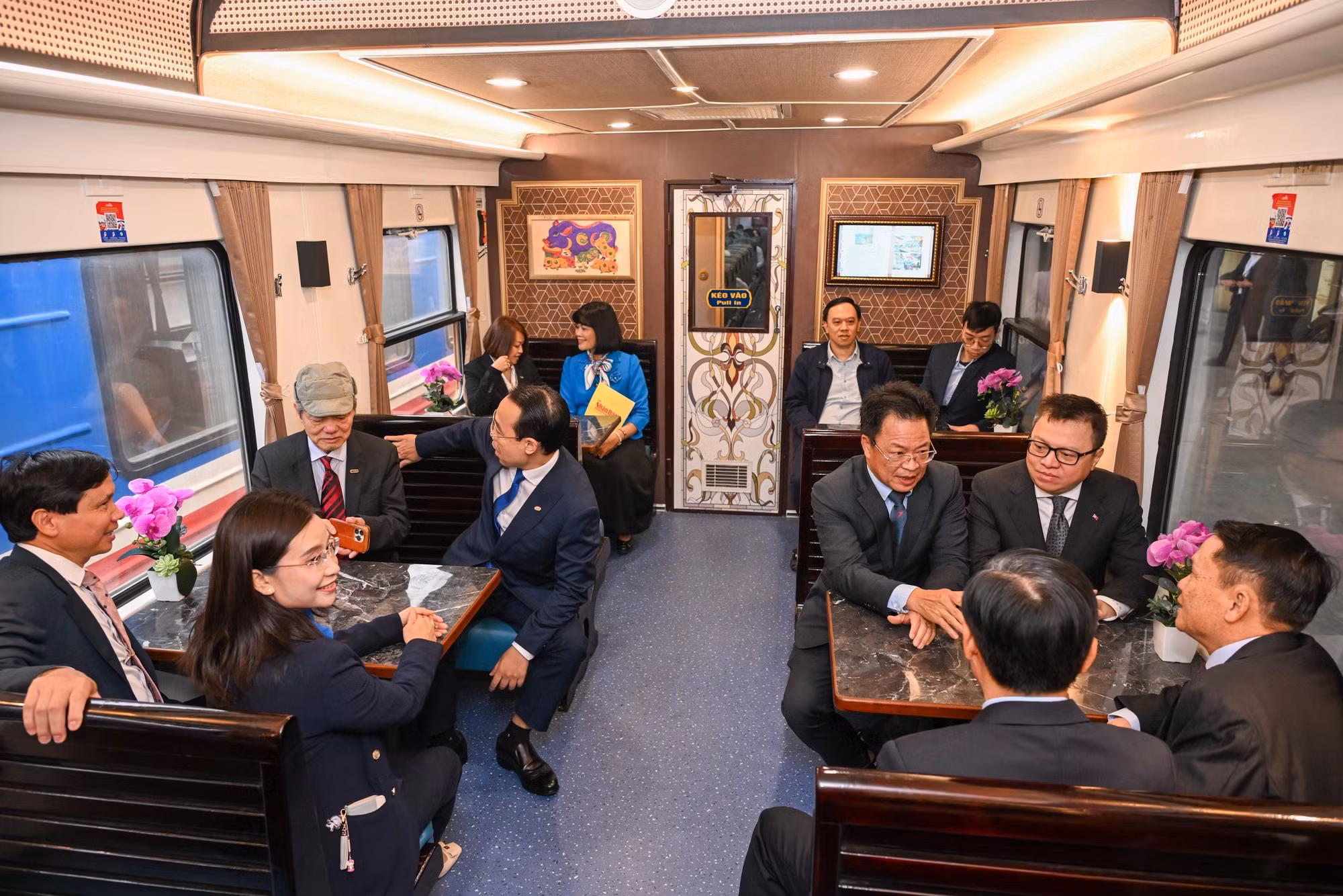 Los delegados en el ‘Tren de la felicidad’.