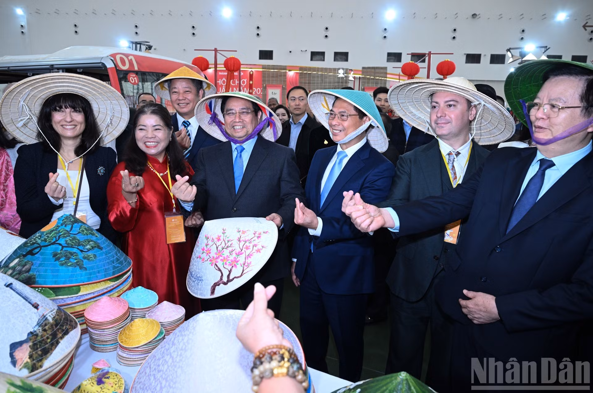 Los delegados visitan los stands en la feria.