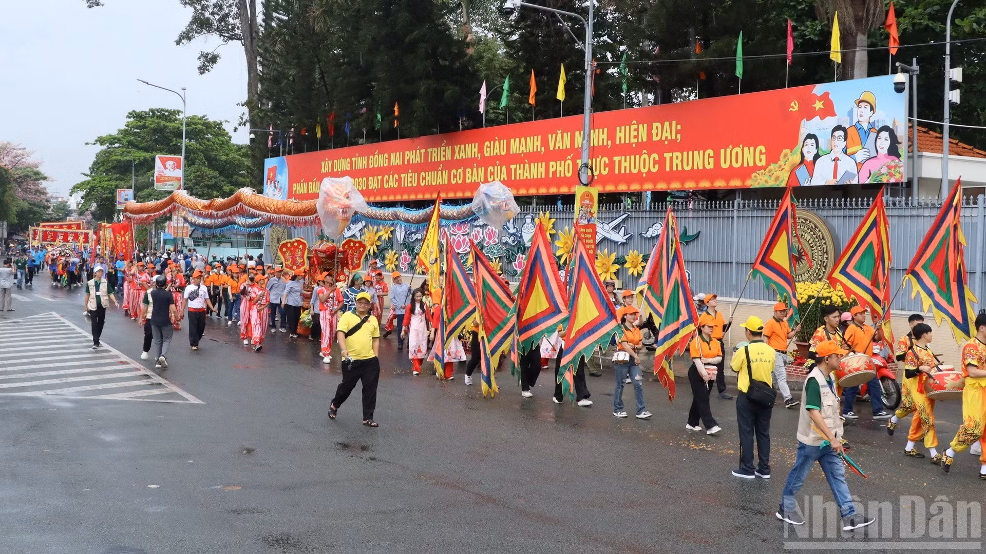 La delegación desfile por la calle Cach Mang Thang Tam (Revolución de Agosto).