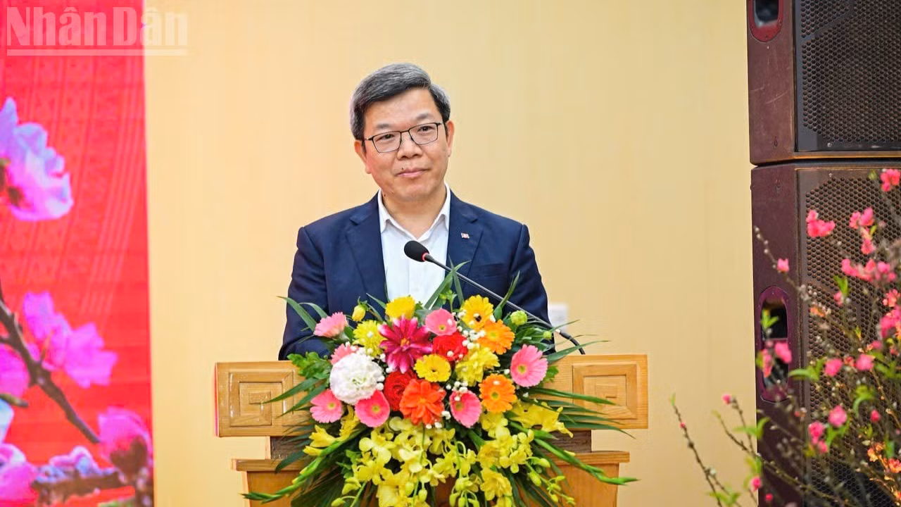 Tong Van Thanh, jefe del Departamento de Prensa y Publicaciones de la Comisión de Propaganda y Movilización de Masas del Comité Central del PCV, habla en la cita.